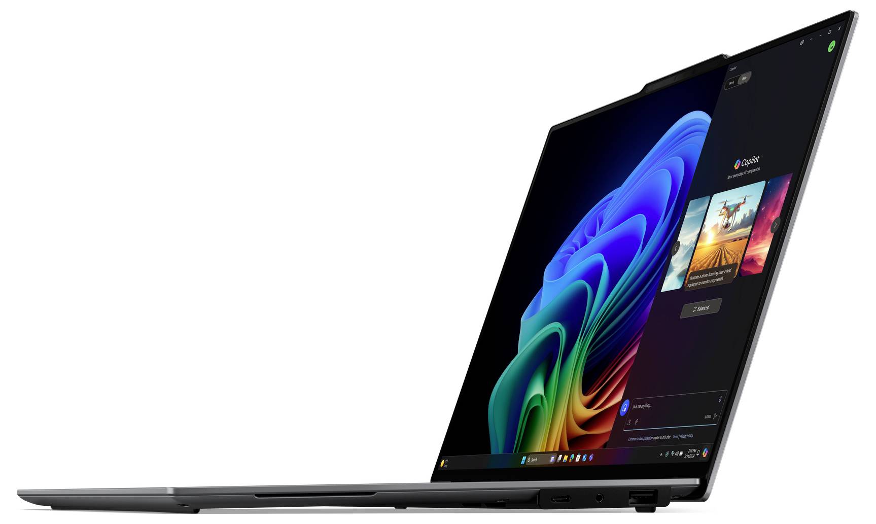 Ein schlanker, offener Laptop, der auf seinem Bildschirm ein farbenfrohes digitales Kunstwerk zeigt, aus einem Seitenwinkel betrachtet.