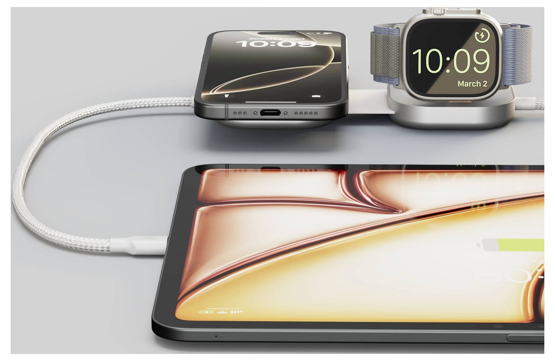 Drei elektronische Geräte – ein Smartphone, eine Smartwatch und ein Tablet – werden an einem einzigen Kabel aufgeladen. Alle Geräte zeigen Displays mit Uhrzeit und Akkustand.