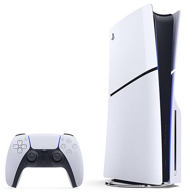 Eine PlayStation 5-Konsole steht aufrecht neben einem weißen und schwarzen drahtlosen Controller.