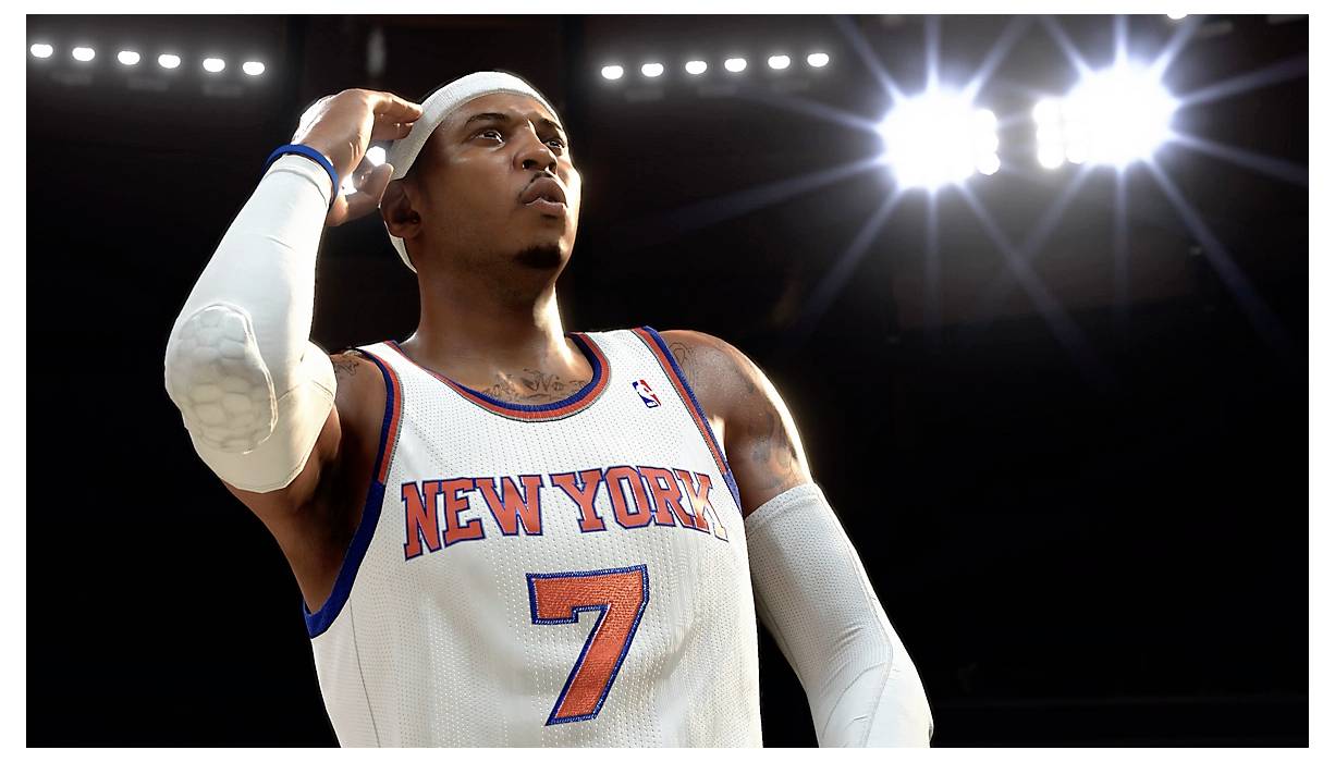 Ein Basketballspieler in einem weißen 'New York' Trikot mit der Nummer 7 richtet sein Stirnband, während er unter hellen Stadionscheinwerfern steht.