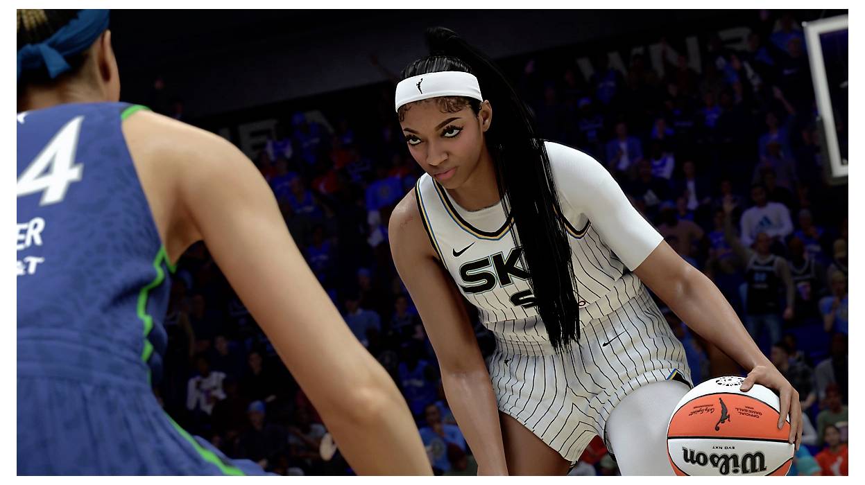 Ein Basketballspieler in einem weißen Trikot dribbelt den Ball und konzentriert sich dabei intensiv auf einen Gegenspieler in blauer Uniform, während im Hintergrund eine jubelnde Menge zusieht.