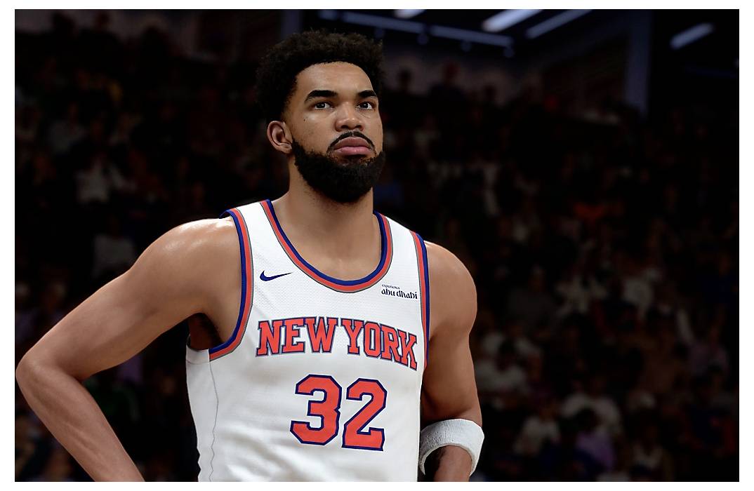 Basketballspieler in einem 'New York' Trikot, Nummer 32, steht selbstbewusst auf dem Spielfeld, mit verschwommener Zuschauerkulisse im Hintergrund.