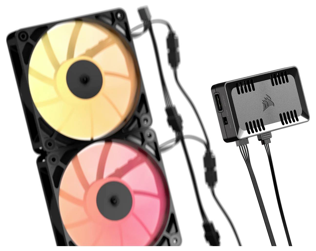 Zwei RGB-Computerlüfter mit einem Controller, die mit Kabeln verbunden sind. Die Lüfter zeigen gelbe und pinke Beleuchtung.