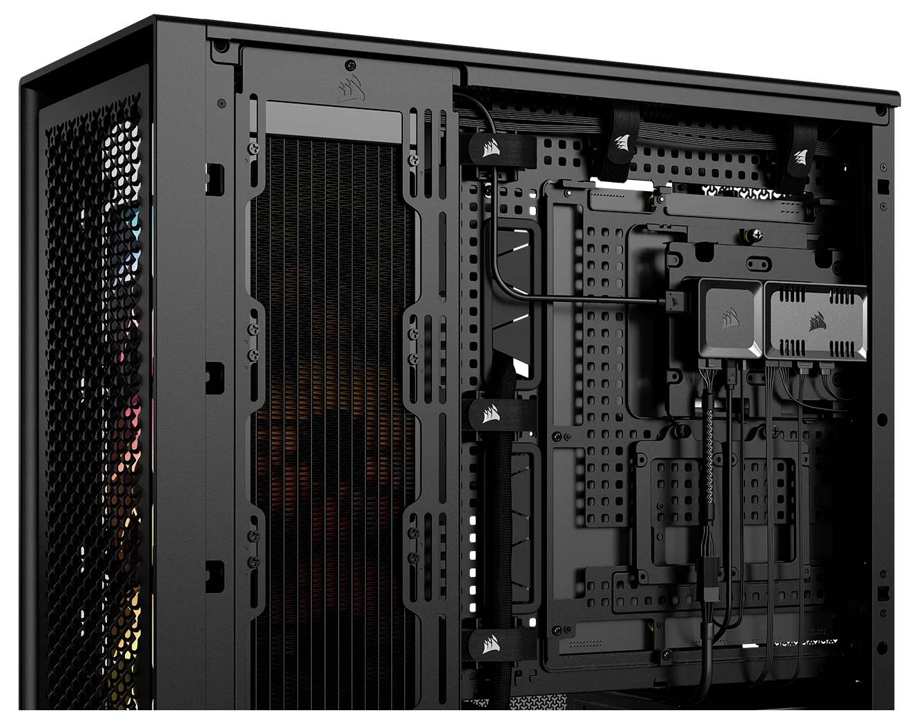 Seitenansicht eines geöffneten Computergehäuses mit sichtbarer interner Kabelführung und Kühlsystemen, die organisierte Komponenten präsentiert.