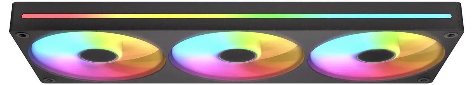 Ein Computer-Kühlventilator-Array mit drei Ventilatoren, die jeweils mit mehrfarbigen LED-Lichtern beleuchtet sind und nebeneinander in einem schwarzen Gehäuse angeordnet sind.