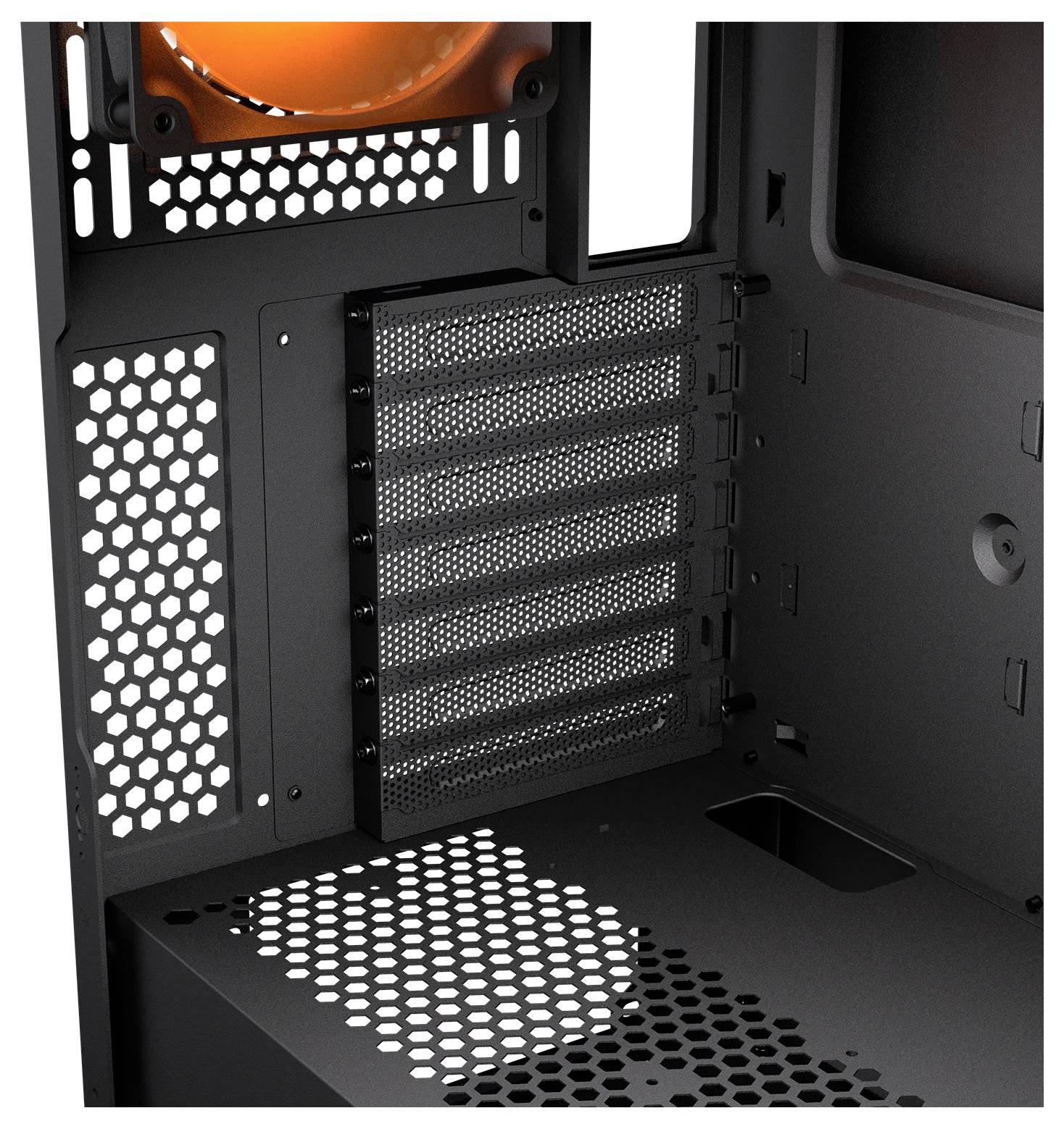 Inneres eines Computergehäuses mit Erweiterungssteckplätzen und Lüftungslöchern, wobei der Platz für zusätzliche Komponenten und der Luftstrom hervorgehoben werden.