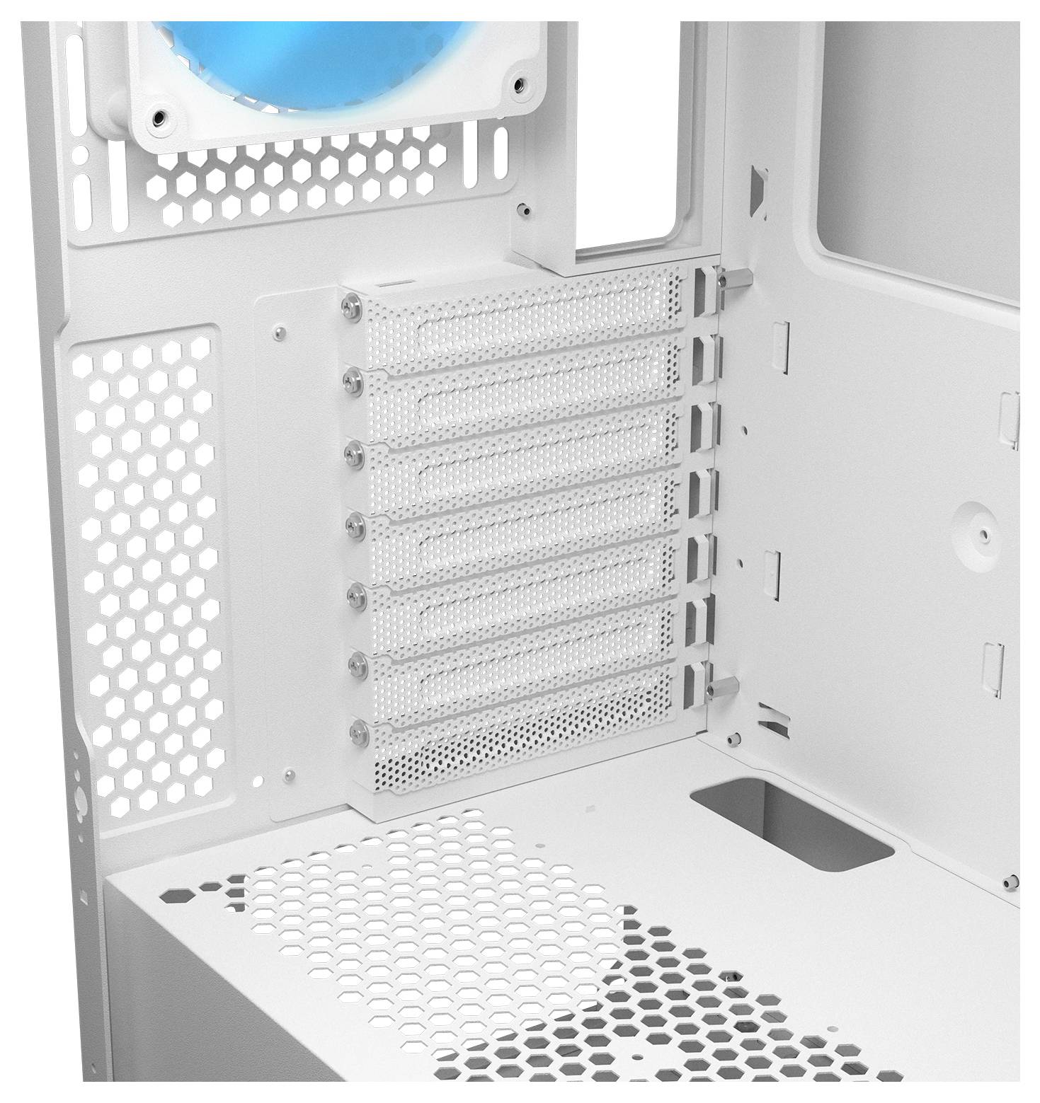 Ansicht des Innenraums eines weißen Computergehäuses mit mehreren Erweiterungssteckplätzen, Lüftungsschlitzen und einem teilweise sichtbaren Kühlventilator.