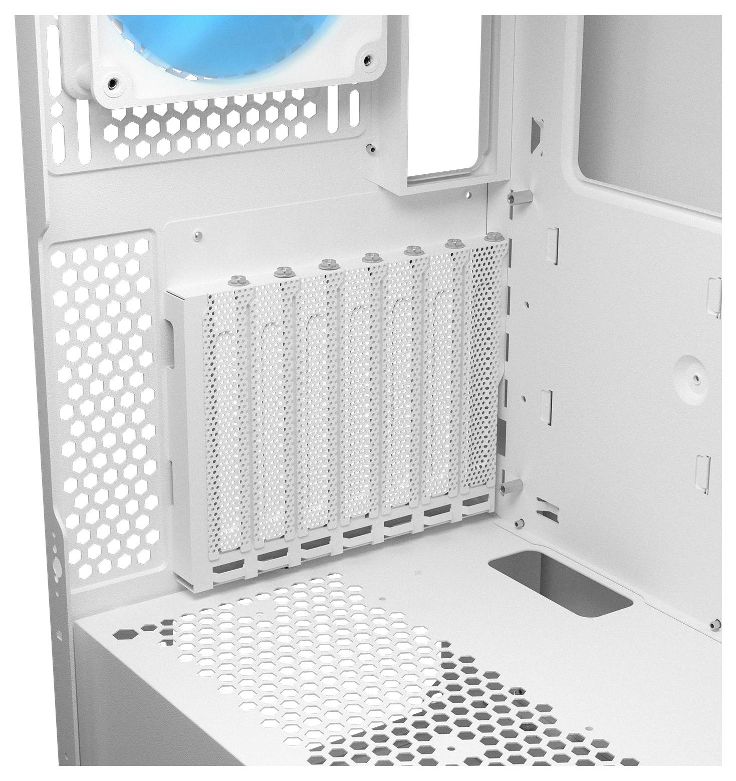 Inneres eines Computergehäuses mit Erweiterungssteckplätzen, Lüftungsgittern und einer teilweisen Ansicht eines Ventilators, der Kühlung und Aufrüstbarkeit veranschaulicht.