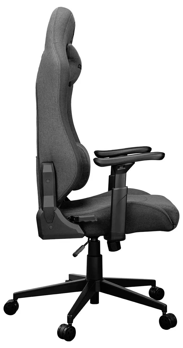 Seitenansicht eines ergonomischen Bürostuhls mit verstellbaren Armlehnen und hoher Rückenlehne, ausgestattet mit einem dunkelgrauen Stoffbezug und einer schwarzen Drehbasis.