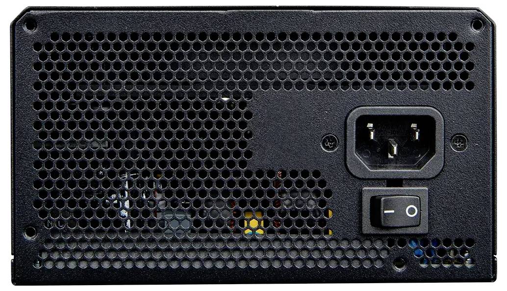 Rückansicht eines Computernetzteil mit Netzsteckdose und Ein-/Ausschalter, umgeben von einer gitterförmigen Lüftungsblende.