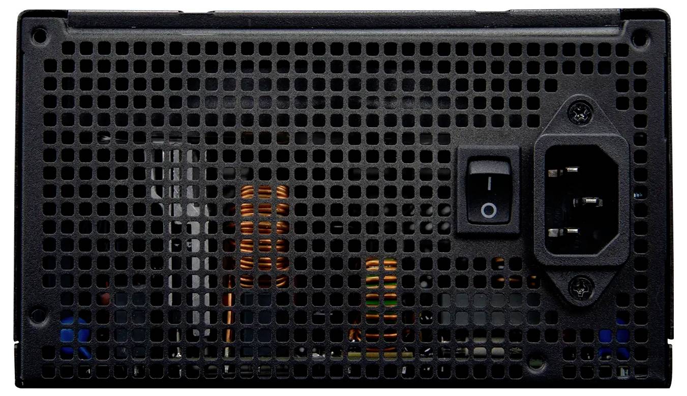 Netzteil eines Computers mit einer Lochblech-Rückseite, die einen Netzschalter und eine Netzanschlussbuchse aufweist.