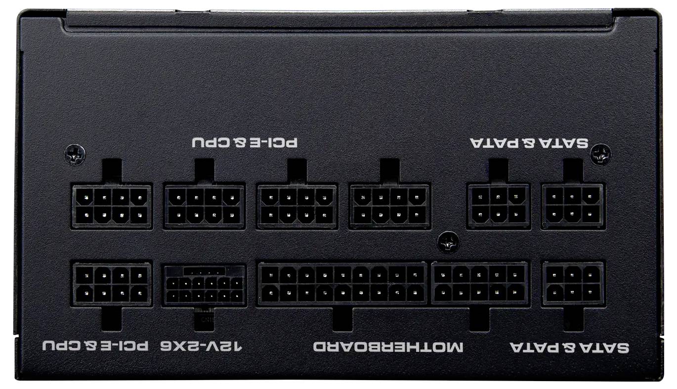 Eine Nahaufnahme der Kabelschnittstelle eines Computer-Netzteils, die verschiedene beschriftete Anschlüsse einschließlich 'PCI-E' und 'SATA' zeigt.
