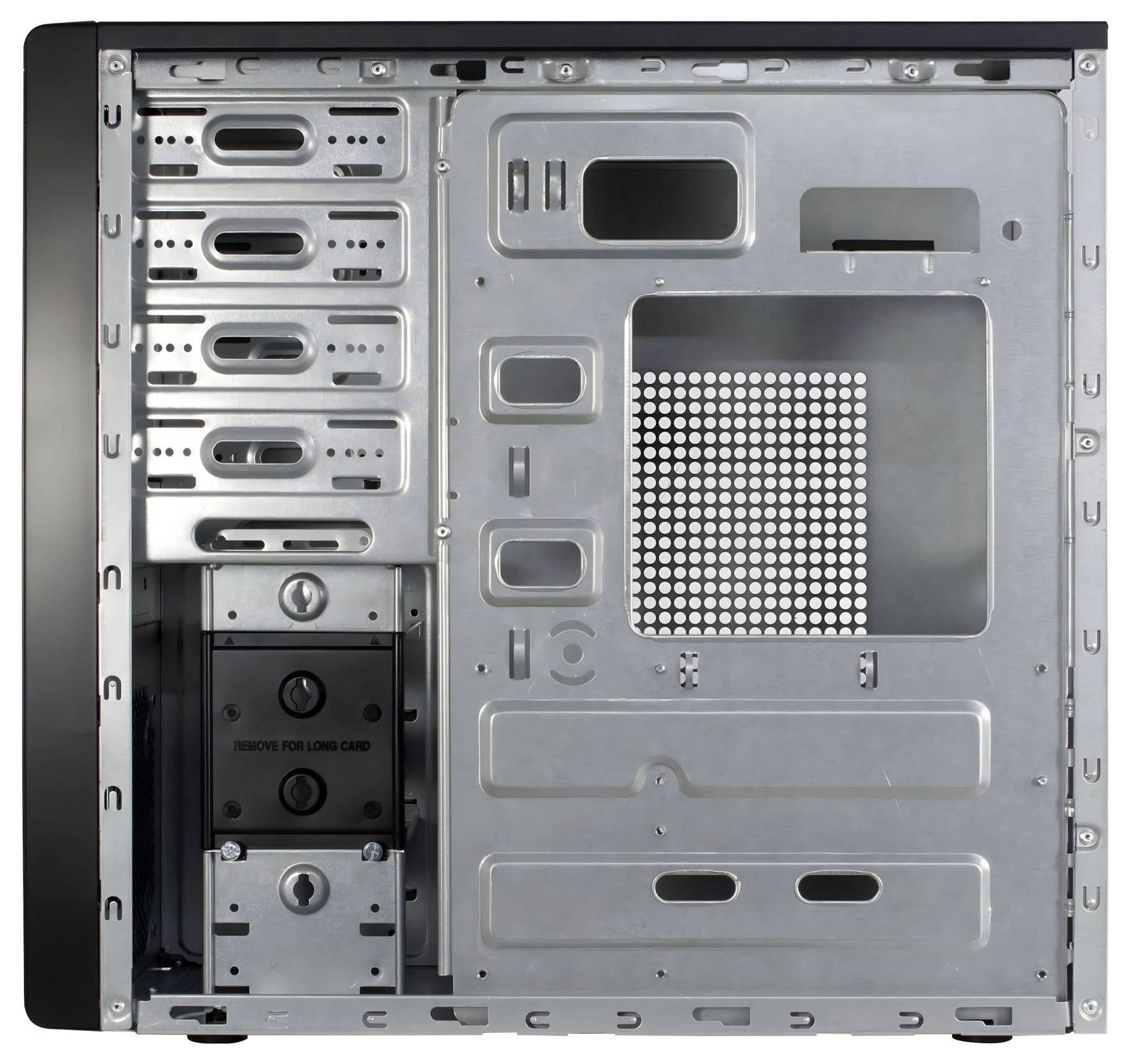 Leeres Computer-Gehäuse-Inneres mit mehreren Festplattenschächten, Erweiterungssteckplätzen und einem Ausschnitt für das Motherboard und Kühlkomponenten.