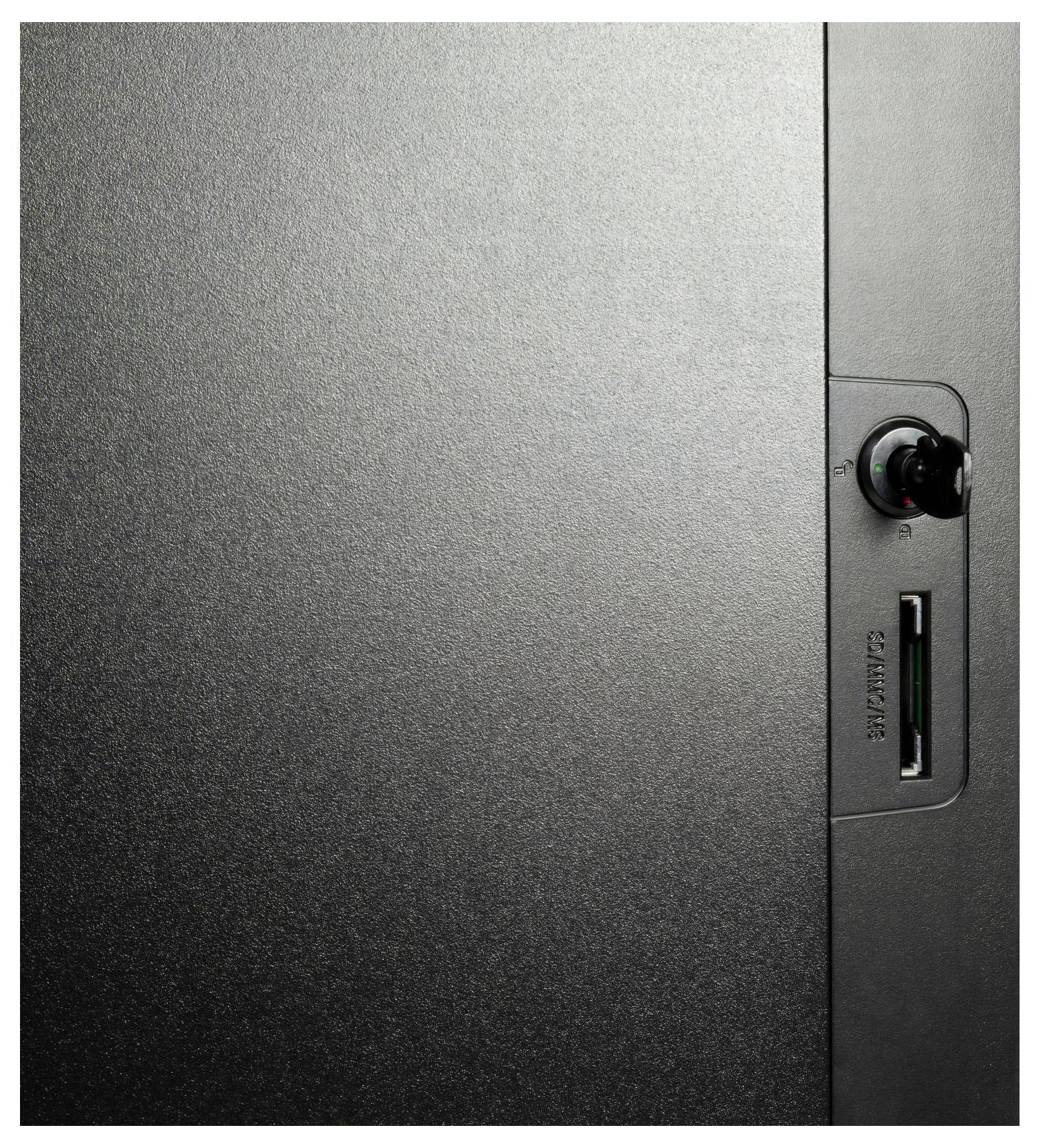 Nahaufnahme einer vertikalen grauen Safe-Tür mit einem Zahlenschloss und einem Schlüsselloch, das mit 'CASHMAN' beschriftet ist.