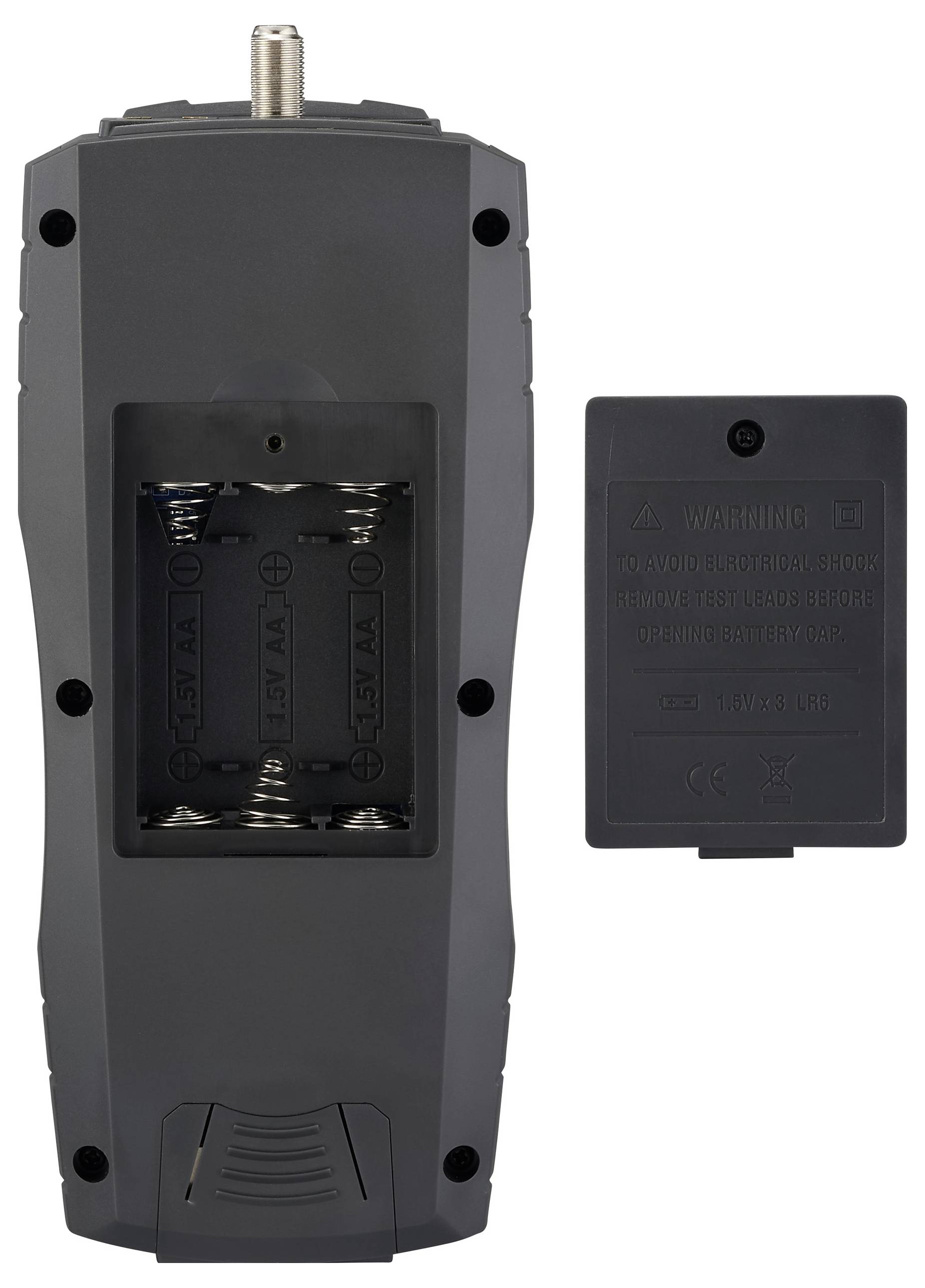 Rückansicht eines tragbaren Geräts mit offenenem Batteriefach, das zwei leere Plätze für AA-Batterien zeigt. Die Fachabdeckung ist daneben platziert.