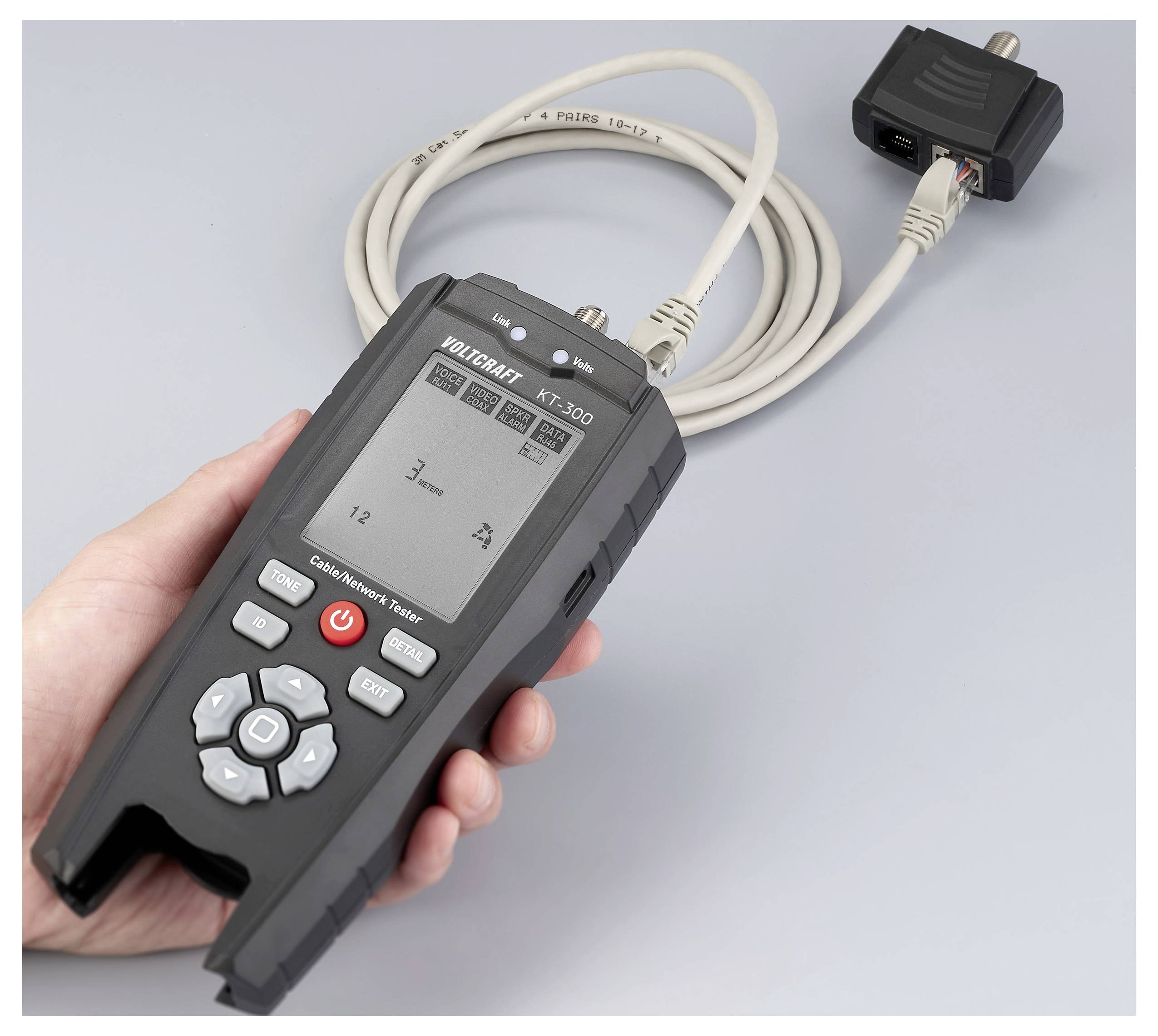 Hand hält einen Netzwerktester mit angeschlossenem Kabel, Display zeigt Testergebnisse; Werkzeug wird zum Überprüfen von Netzwerkverbindungen verwendet.