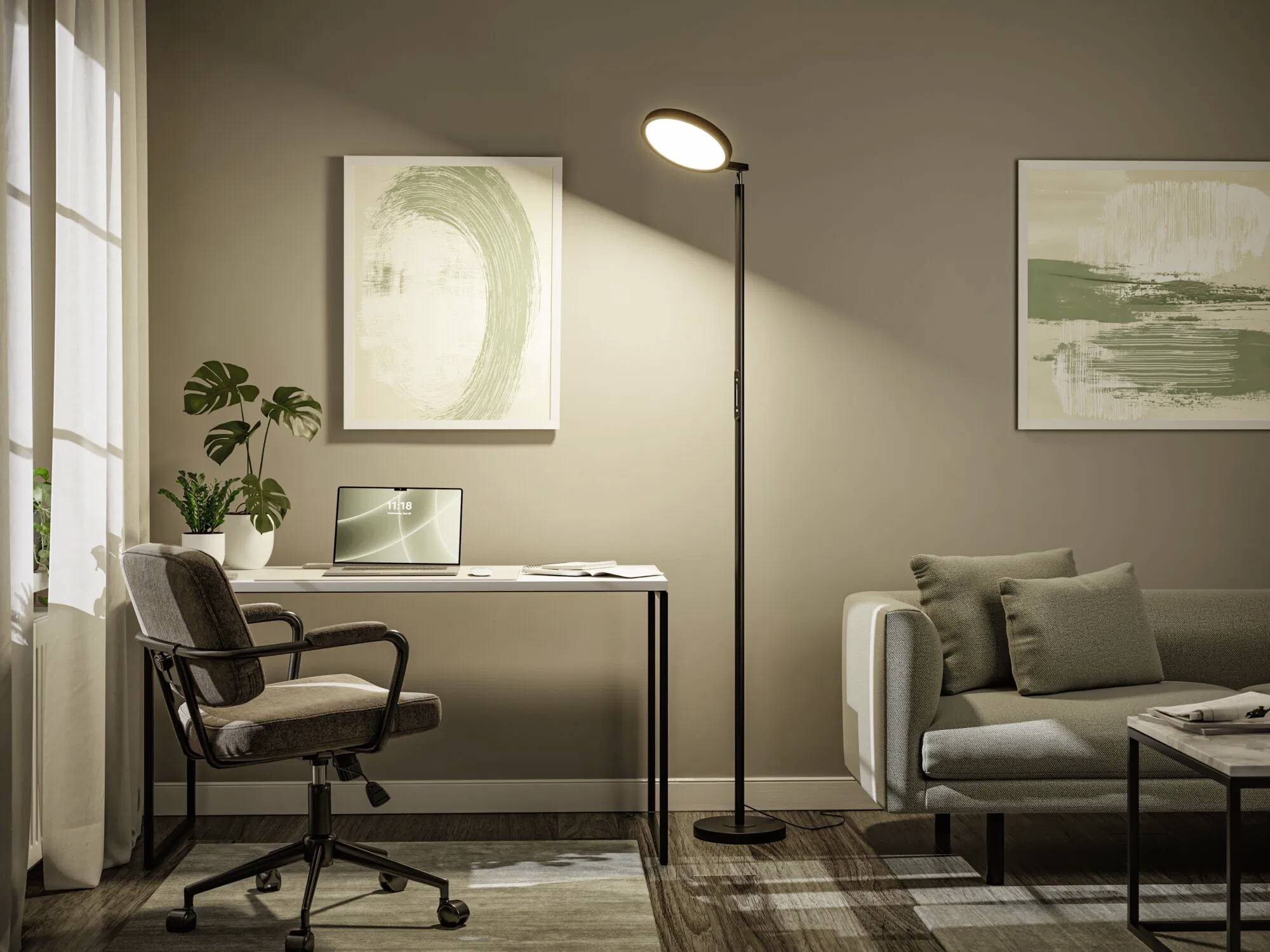 Ein moderner Wohnbereich mit einer Stehlampe, einem Schreibtisch mit einem Laptop, einem Bürostuhl, einem Sofa und abstrakter Kunst an den Wänden. Ein entspannter und organisierter Raum.