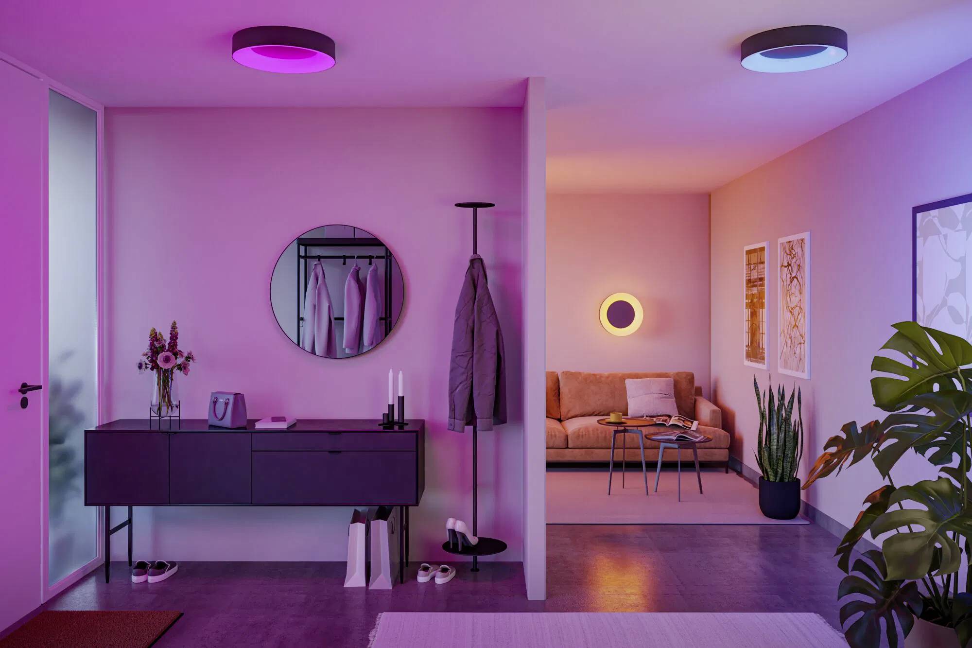 Ein moderner Wohnbereich mit rosa und violetter Ambientebeleuchtung, der eine Flurzone mit Garderobe und Konsolentisch umfasst und in einen gemütlichen Sitzbereich überleitet.