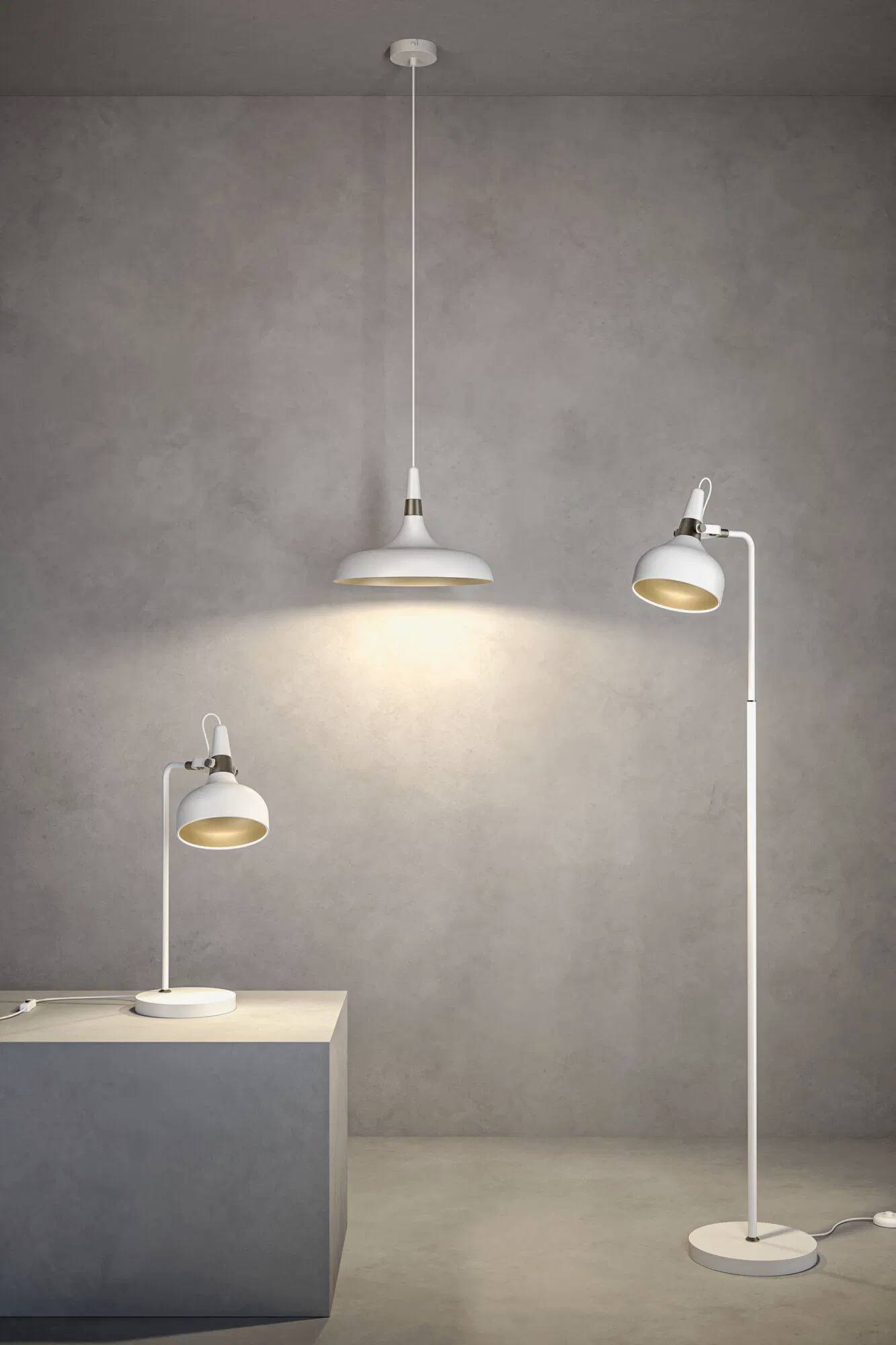 Drei moderne weiße Lampen; eine Pendelleuchte und zwei verstellbare – Tisch- und Stehleuchte – beleuchten ein minimalistisches graues Interieur.