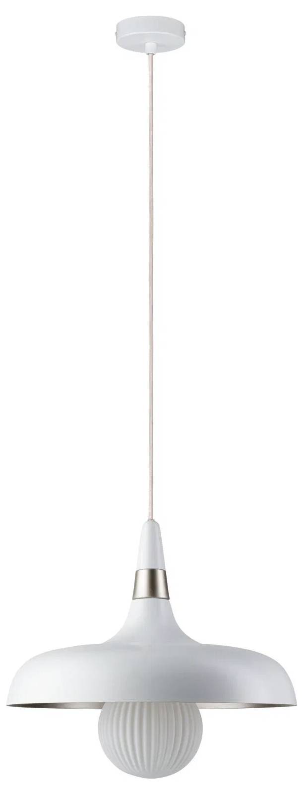 Weiße Pendelleuchte mit einem kuppelförmigen Lampenschirm und gerippter kugelförmiger Glühbirnenabdeckung, aufgehängt an einem langen weißen Kabel, vor einem einfarbigen Hintergrund.