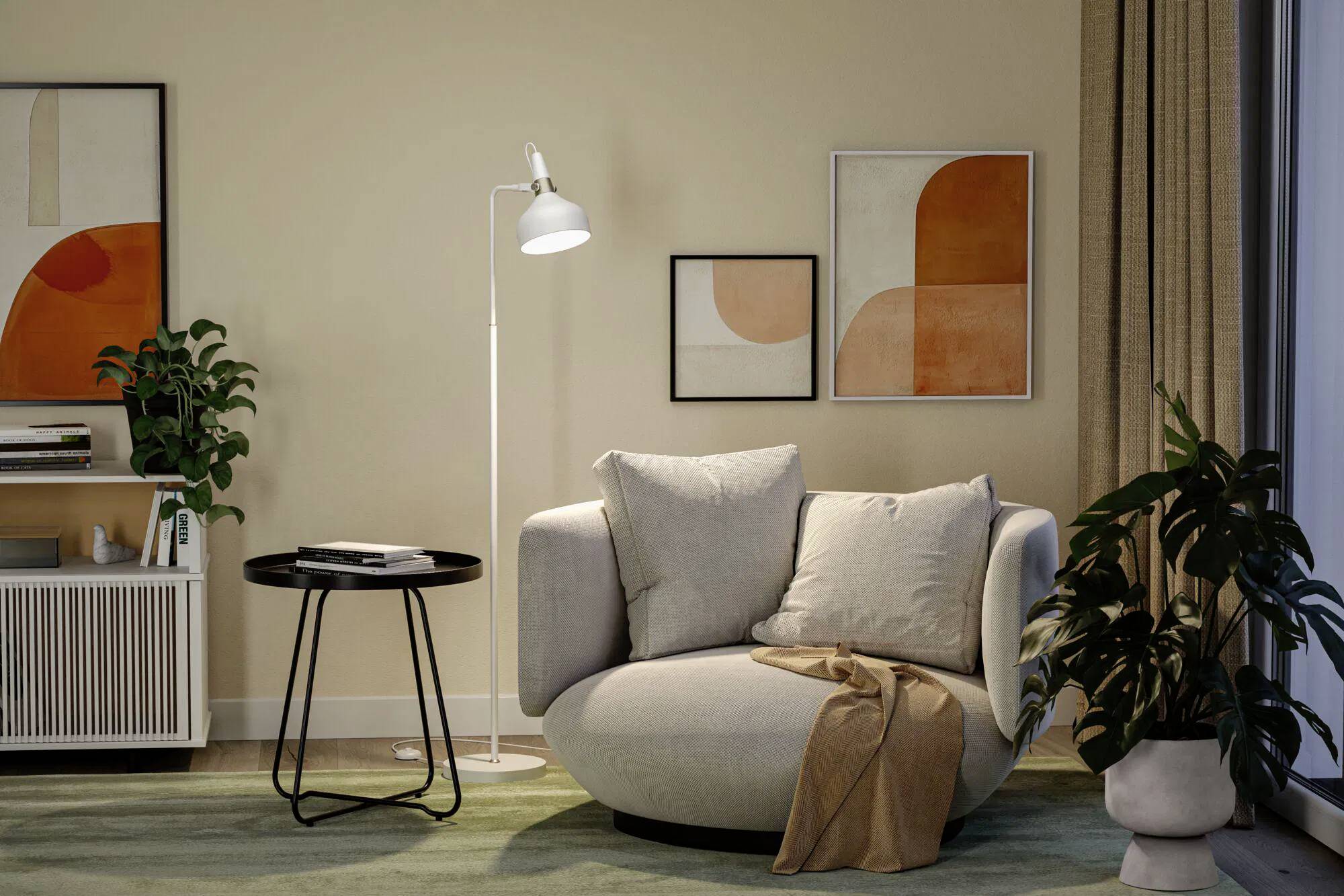 Eine gemütliche Ecke im Wohnzimmer mit einem runden beigen Sessel, einem kleinen schwarzen Beistelltisch, grünen Pflanzen und abstrakten orangefarbenen Wandkunstwerken.