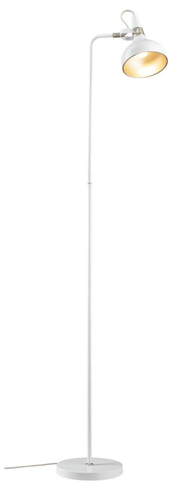 Eine hohe, weiße Stehlampe mit einem runden Sockel und einem verstellbaren Scheinwerferkopf, die ein warmes Licht ausstrahlt.