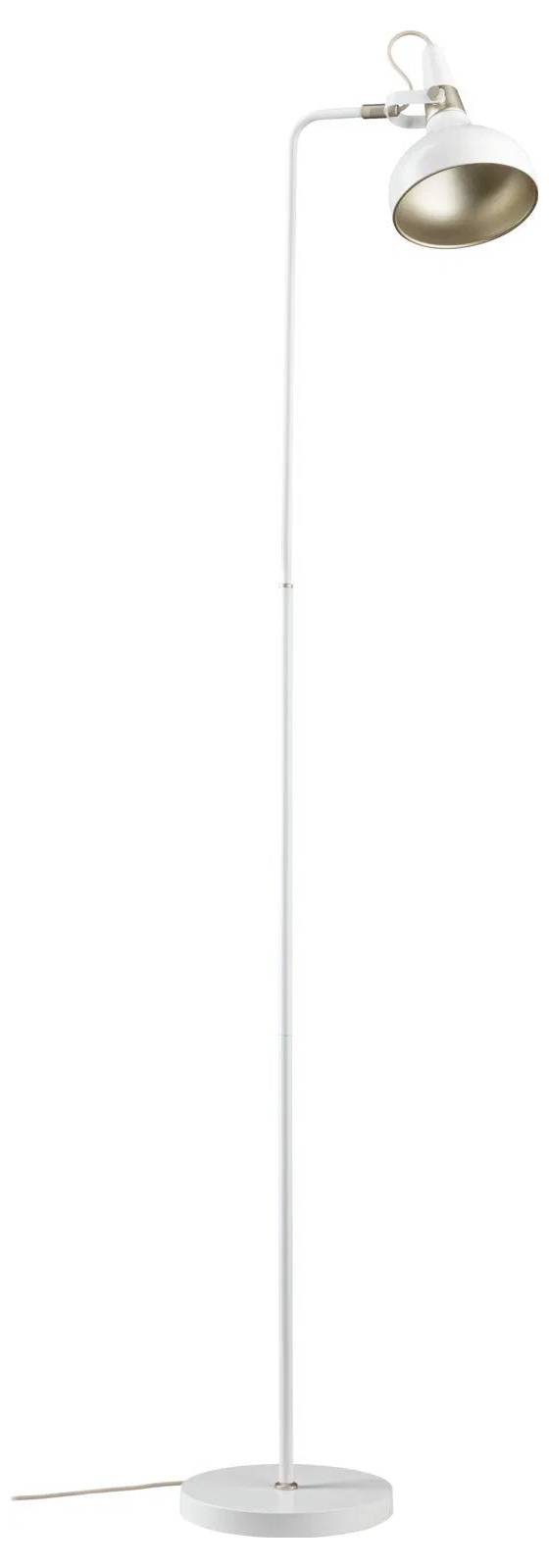 Eine hohe, weiße Stehlampe mit einem verstellbaren, nach unten gerichteten, schirmförmigen Lampenschirm. Die Lampe hat eine runde Bodenplatte und einen dünnen vertikalen Schaft.