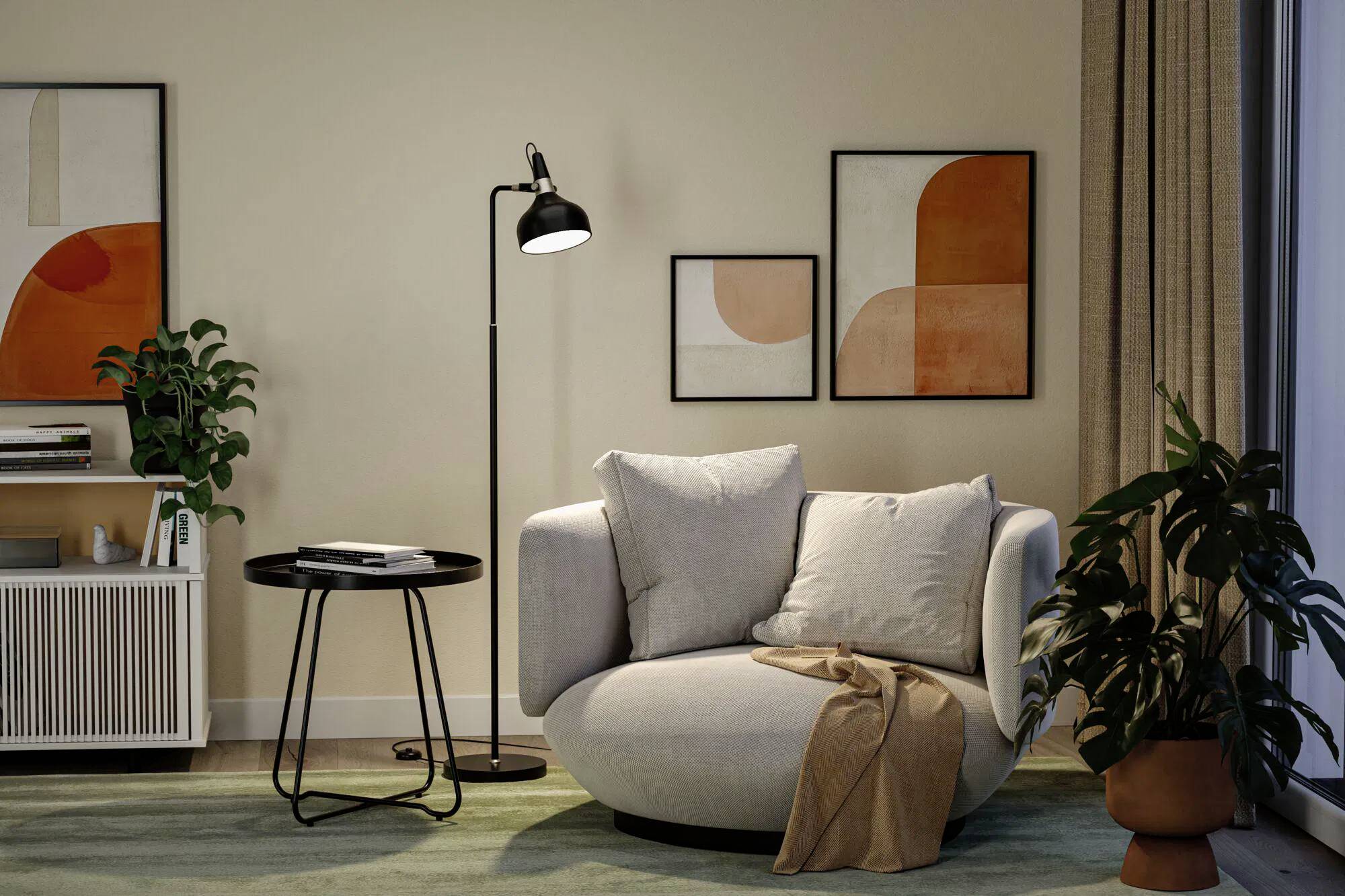 Eine gemütliche Ecke im Wohnzimmer mit einem runden Sessel mit einer Decke, einem kleinen Tisch, einer Stehlampe, Zimmerpflanzen und abstrakter Wandkunst.