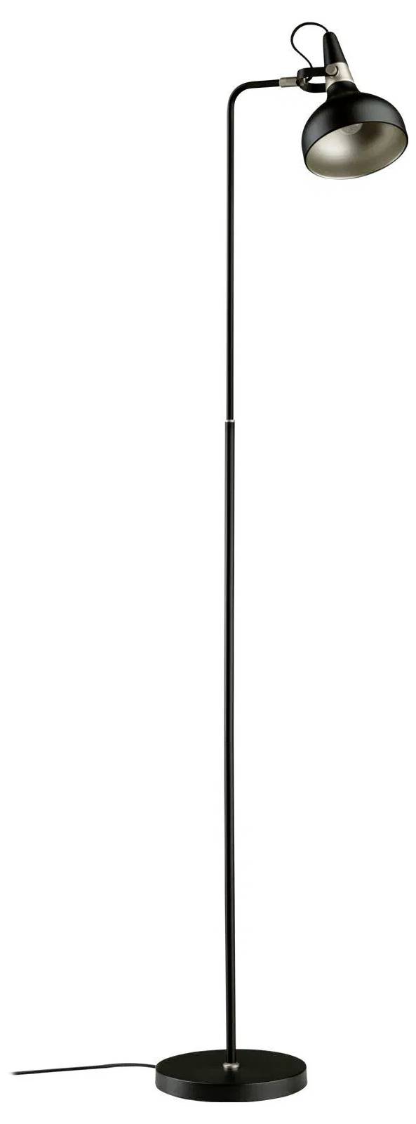 Eine hohe, schlanke schwarze Stehlampe mit einer kreisförmigen Basis und einem verstellbaren Scheinwerfer-Kopf, konzipiert für gezielte Beleuchtung in einem Raum.