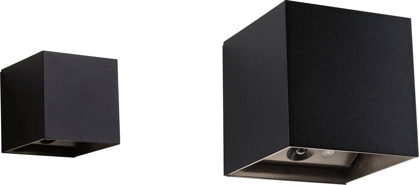 Zwei schwarze würfelförmige Außenleuchten, eine größere und eine kleinere, vor einem schlichten Hintergrund präsentiert, die ihr winkeliges Design hervorheben.