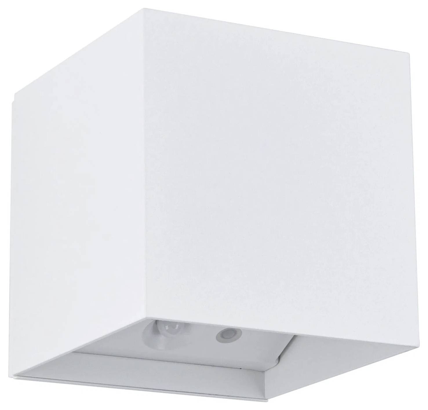 Eine quadratische, minimalistische weiße Wandleuchte mit Würfeldesign, aus einer leicht geneigten Perspektive betrachtet.