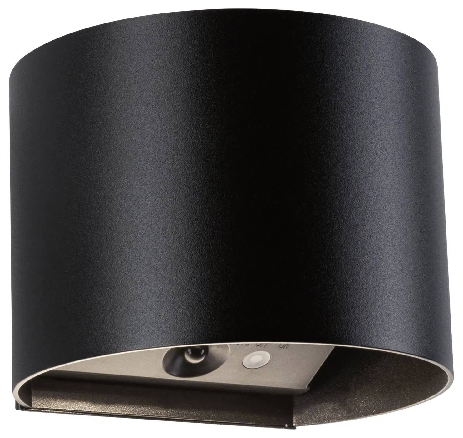 Eine schwarze, zylindrische Wandlampe mit minimalistischem Design, die eine Lichtquelle nach unten gerichtet hat.