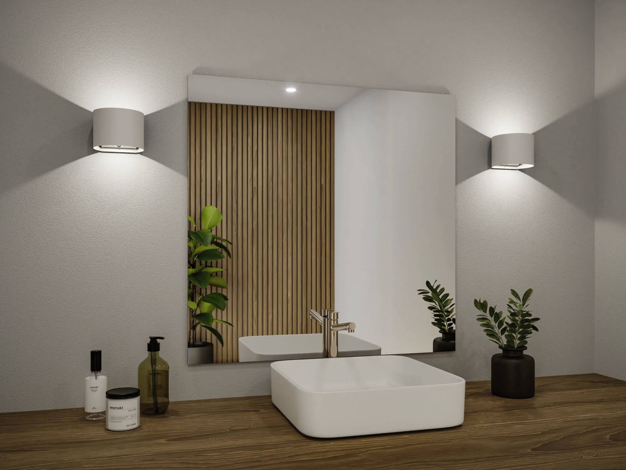 Ein modernes Badezimmer mit einem quadratischen Waschbecken, einem großen Spiegel und einer Holzarbeitsplatte. Zwei Topfpflanzen und Seifenspender sind ordentlich angeordnet.