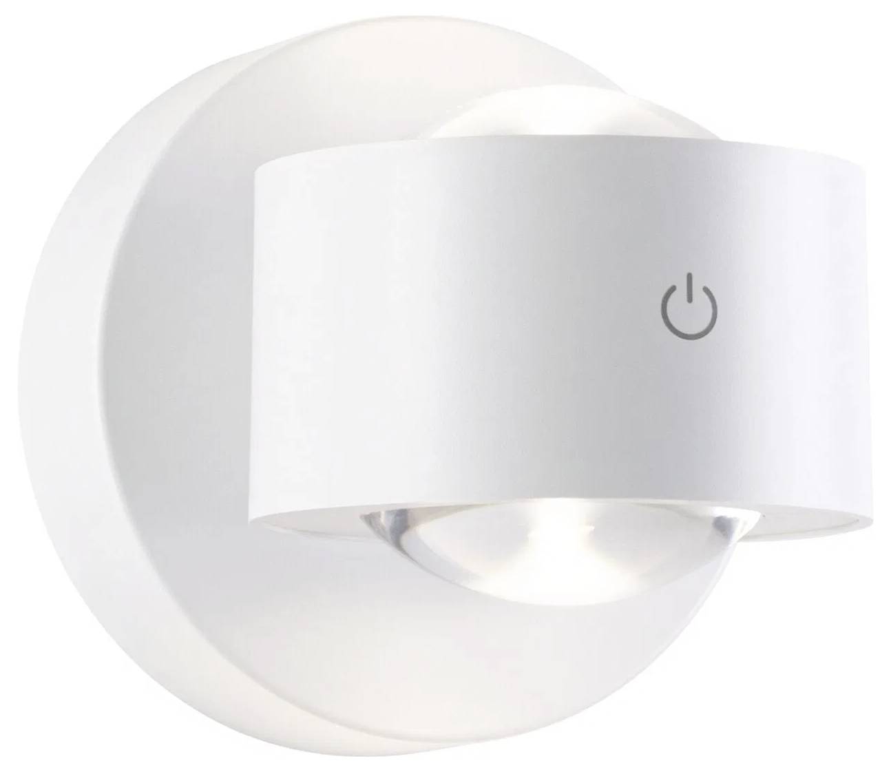 An der Wand montierte moderne weiße Leuchte mit einem Stromstecker-Symbol an der Seite, die ein sanftes, nach unten gerichtetes Licht abstrahlt.