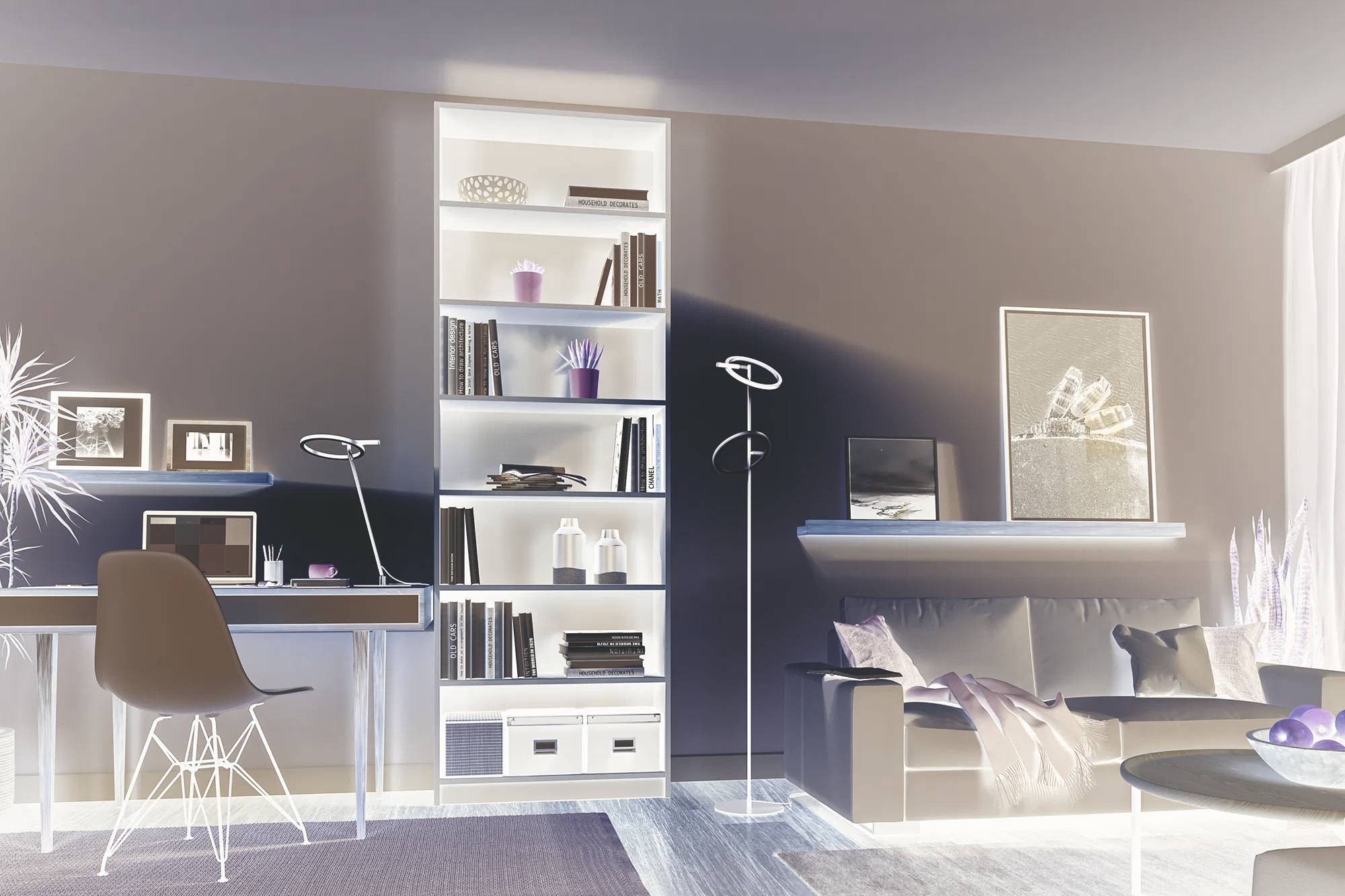 Ein modernes Wohnzimmer mit einem Schreibtisch, Stuhl und Laptop links. Ein Bücherregal mit Dekoration in der Mitte, ein Sofa und gerahmte Kunstwerke rechts.