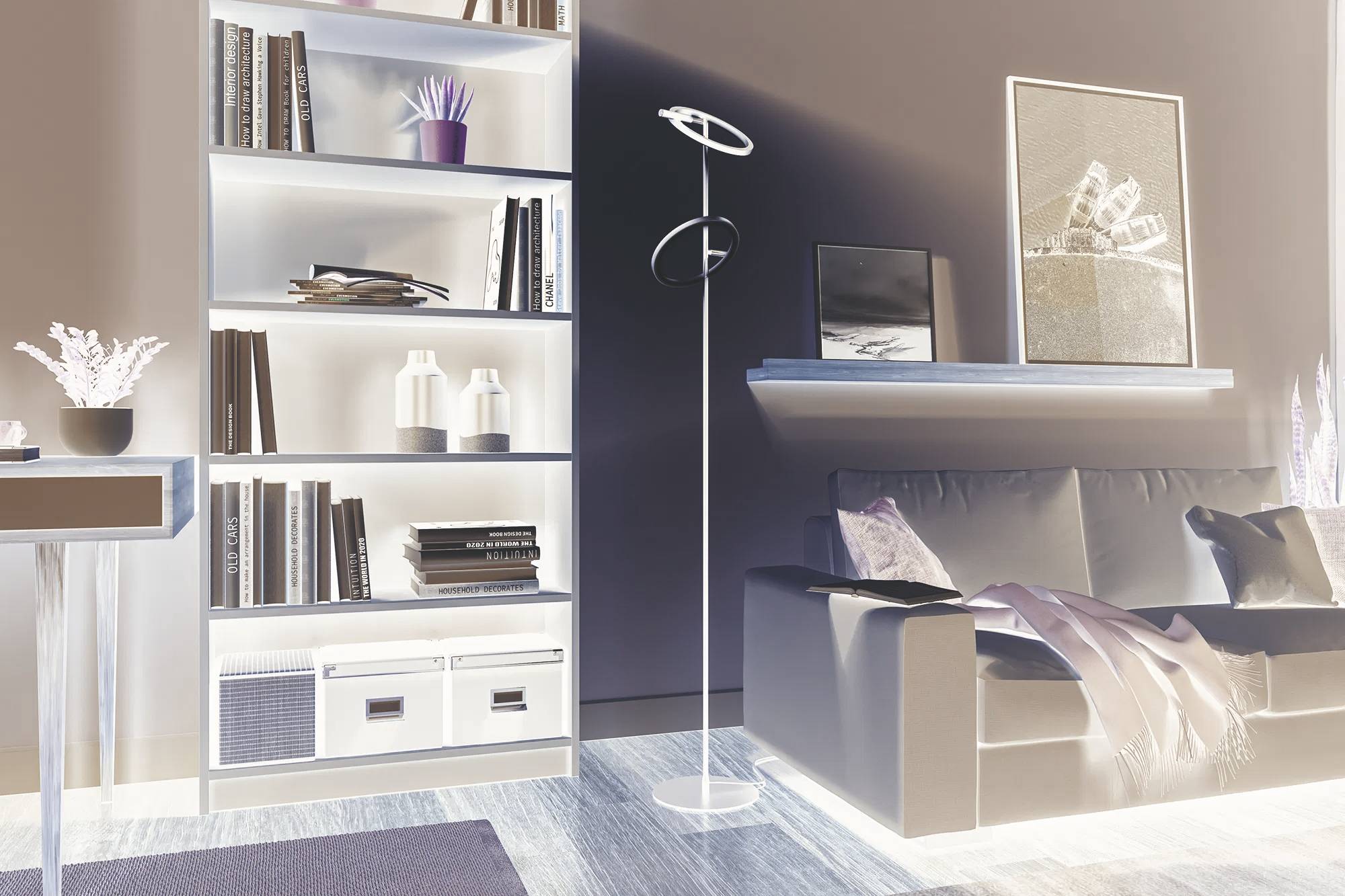 Ein modernes Wohnzimmer mit einem Sofa, einer Stehlampe, Bücherregalen und Wandkunst. Der Raum ist ordentlich organisiert und zeigt gedämpfte, invertierte Farben.