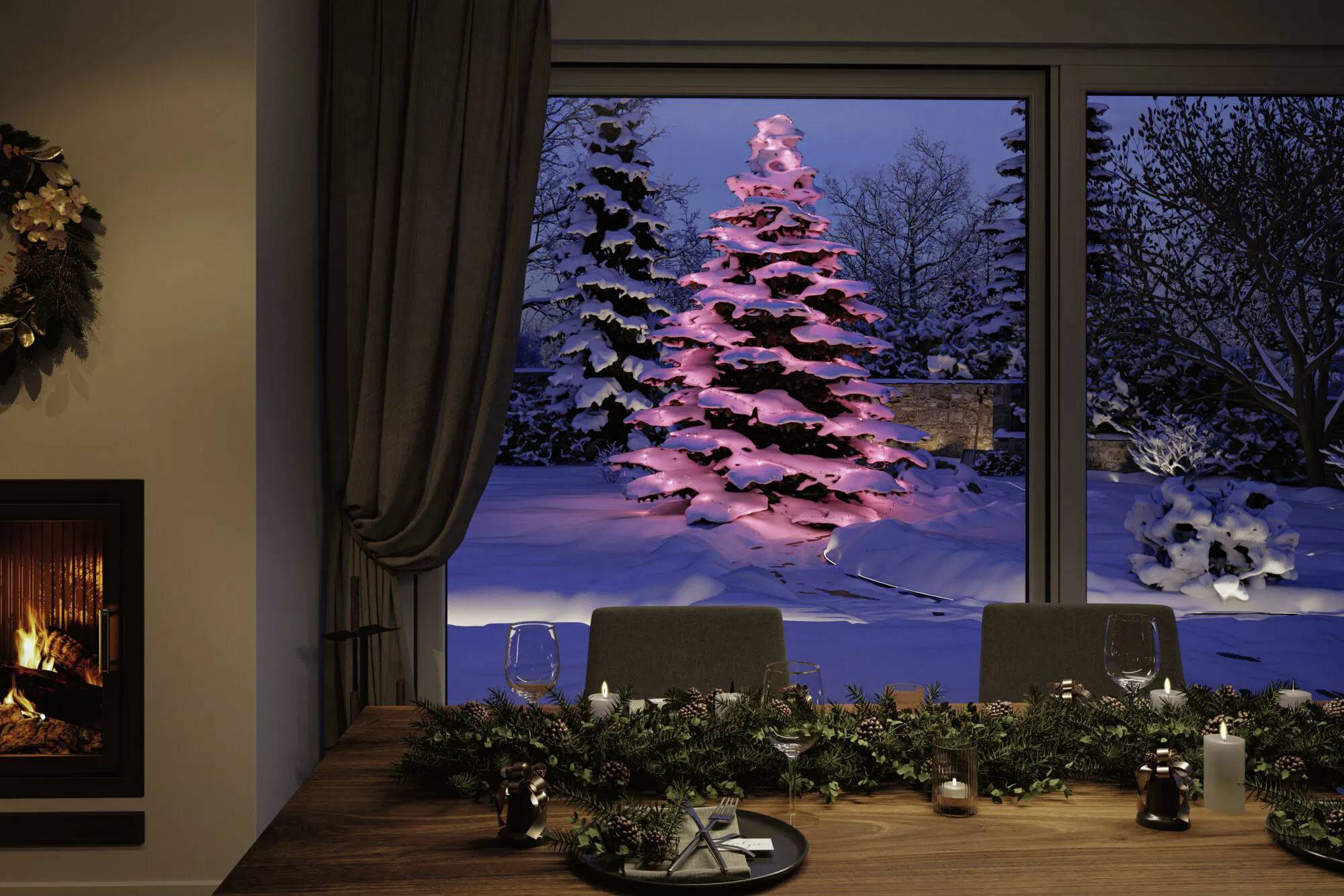 Ein gemütliches Esszimmer mit einem für das Abendessen gedeckten Tisch. Draußen eine verschneite Landschaft mit einem rosa beleuchteten Weihnachtsbaum unter einem dunklen Abendhimmel.