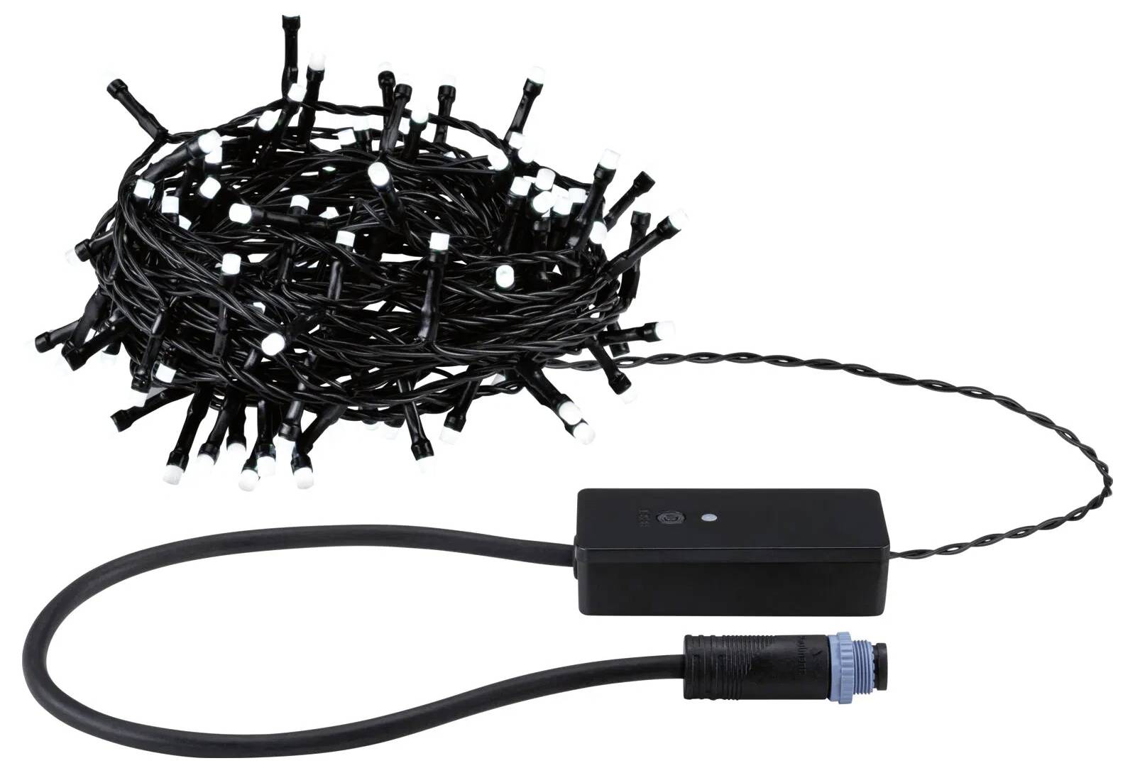 Lichterketten mit weißen LED-Glühbirnen, die zu einem Bündel gewickelt neben einem angeschlossenen schwarzen Netzteil mit einem dicken Kabel und blauem Stecker liegen.