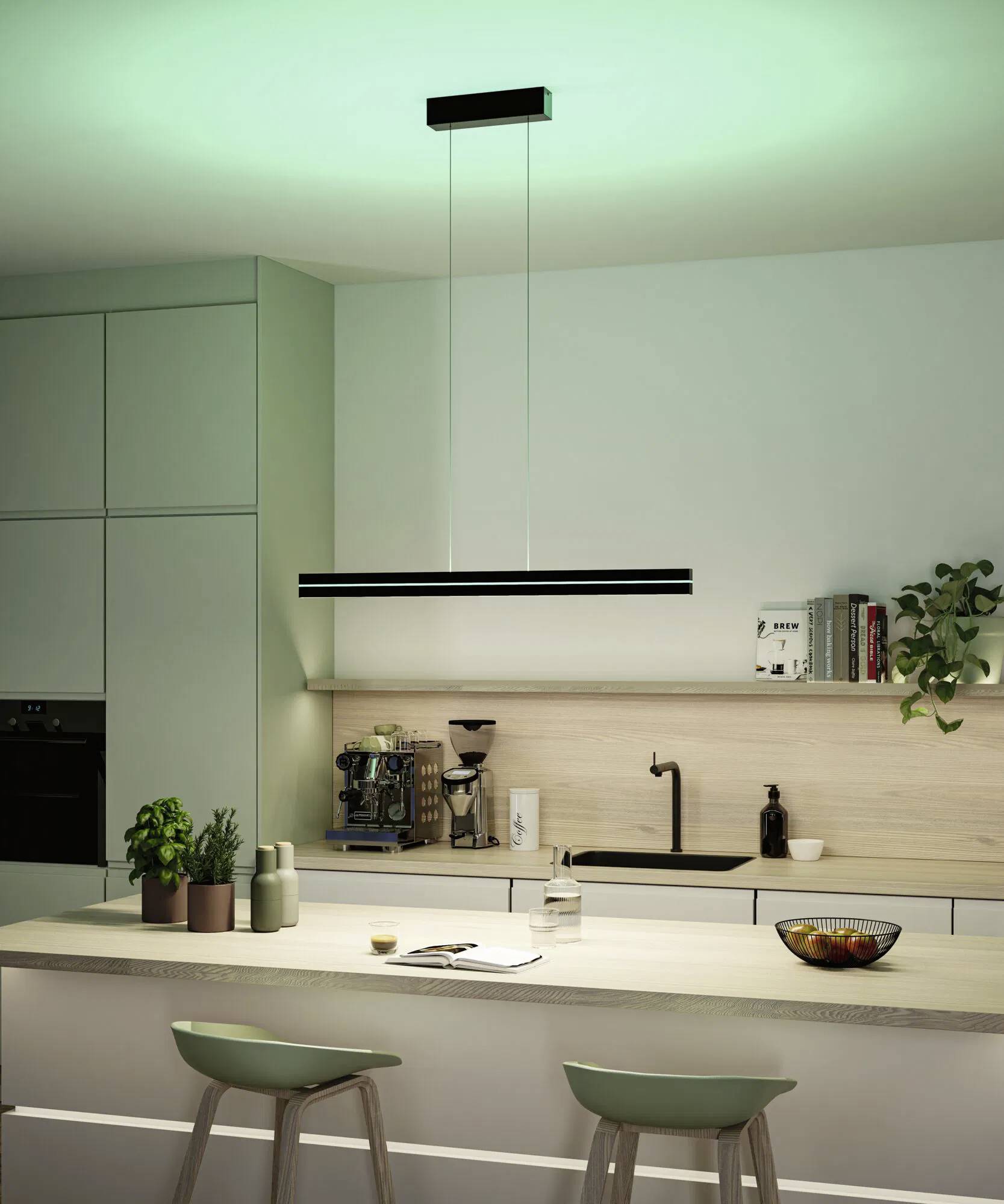 Eine moderne Küche mit grüner Beleuchtung, ausgestattet mit einer zentralen Kücheninsel mit zwei Barhockern, einer hängenden Leuchte und eleganter Einbauschränken.