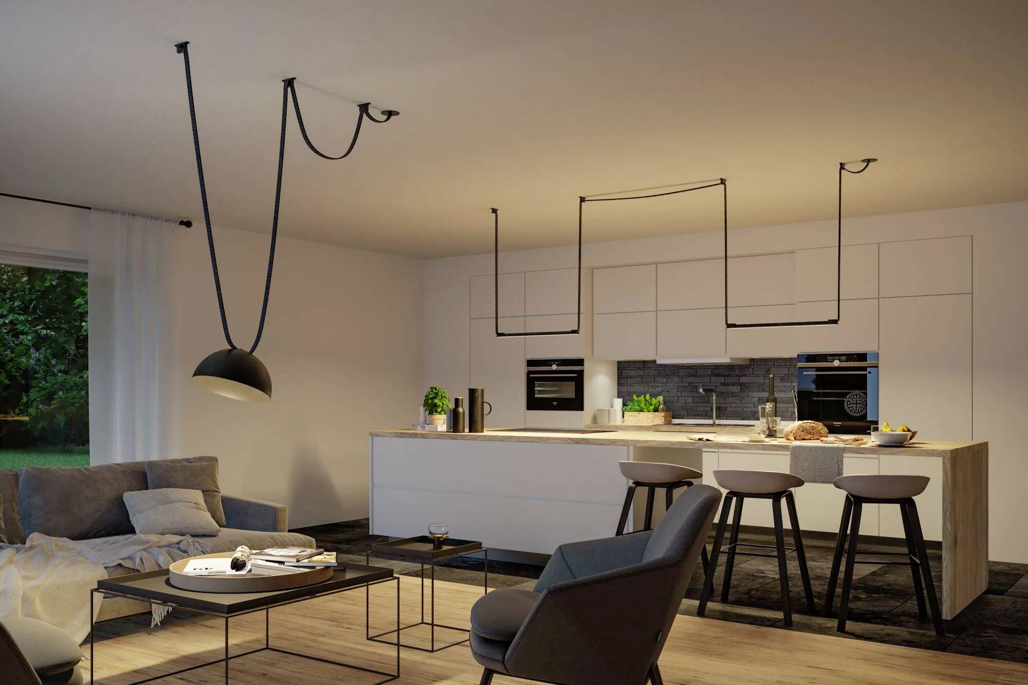 Eine moderne Küche und ein Wohnbereich mit hängenden Leuchten, einer eleganten Insel mit Barhocker und einer gemütlichen Sitzecke mit Sofa und Couchtisch.