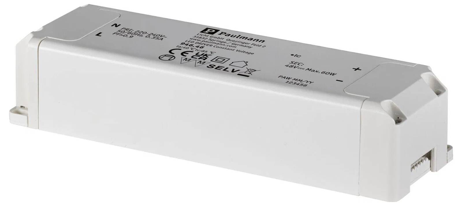 Rechteckige elektrische Vorrichtung mit Beschriftungen und Symbolen auf der Oberseite, die Spezifikationen anzeigen. Wahrscheinlich eine Komponente eines Netzteils.