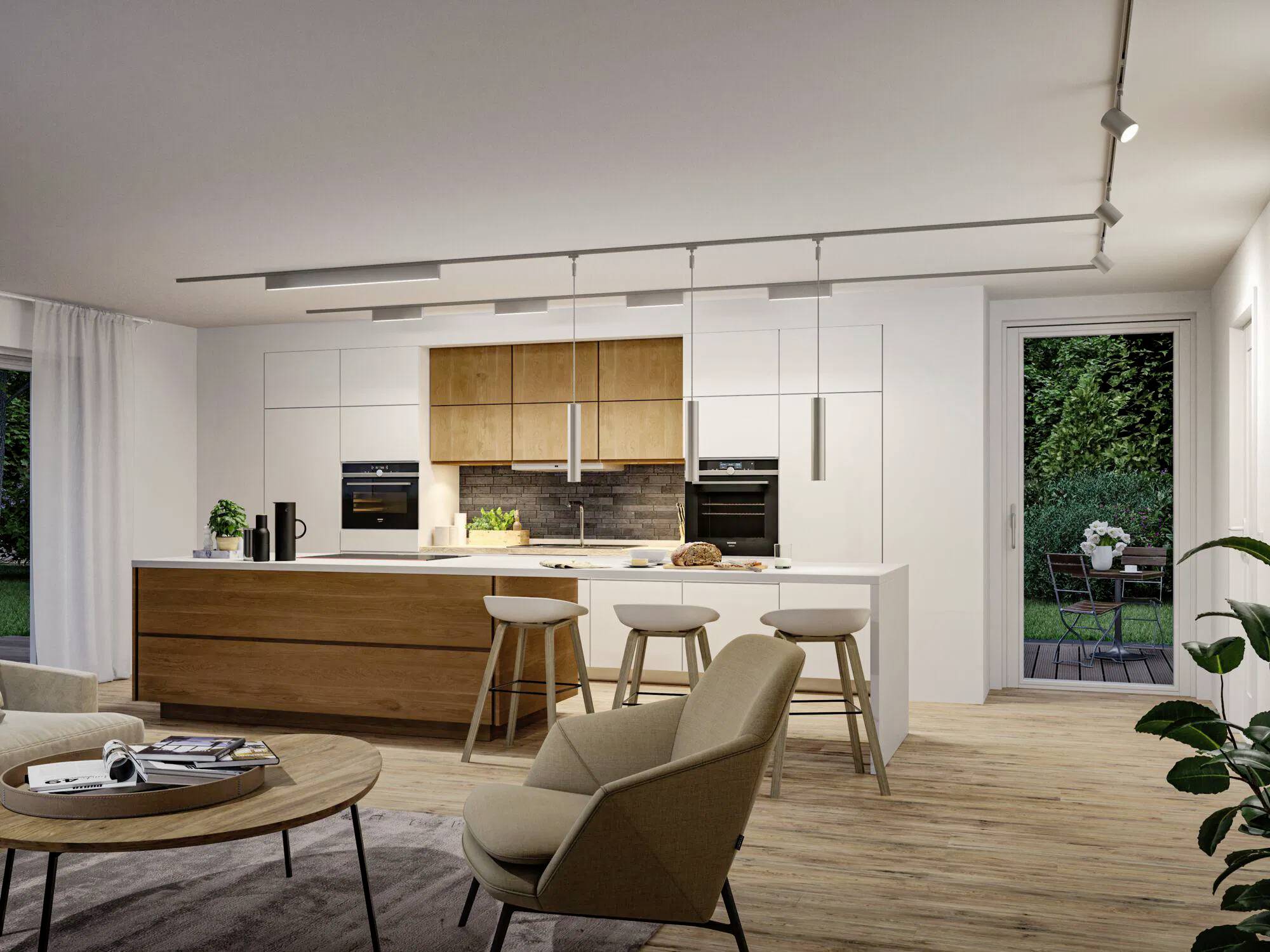 Moderne Küche mit Holzinsel, weißen Schränken und eingebauten Geräten. Hocker an der Theke. Glastür öffnet sich zur Terrasse.