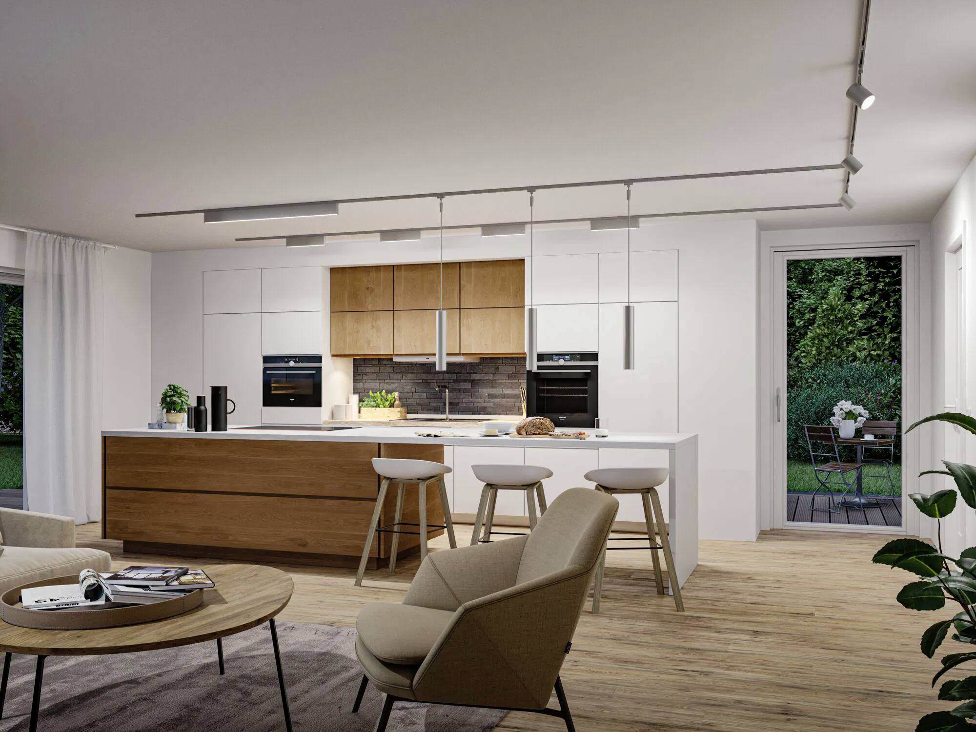 Eine moderne Küche mit weißen Schränken, Holzakzenten und einer zentralen Kücheninsel mit Barhockern. Der Raum öffnet sich zu einem Gartenblick.