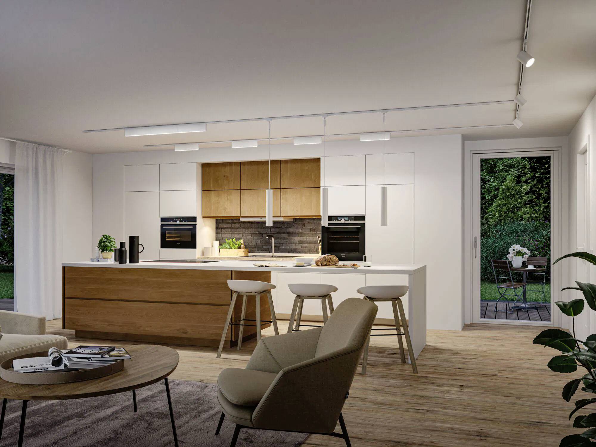 Moderne Küche mit Holzinsel, Barhockern und eingebauten Geräten. Offene Raumaufteilung führt zu einer Terrasse mit Gartenblick durch die Glastür.
