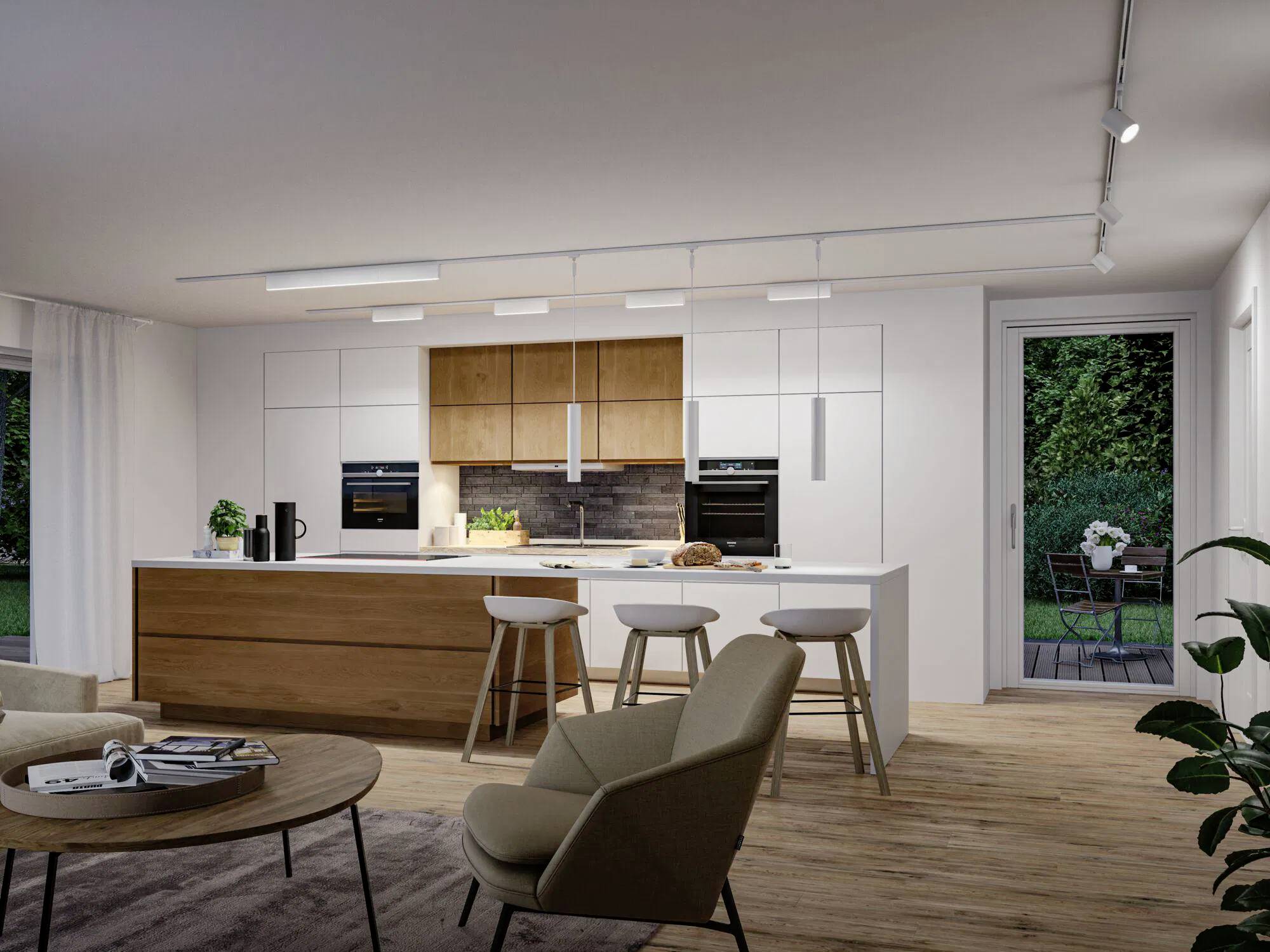 Moderne Küche mit Holz- und weißen Oberflächen, ausgestattet mit einer Kücheninsel mit Hockern, eingebauten Öfen und großen Fenstern, die zu einem Garten hin geöffnet sind.