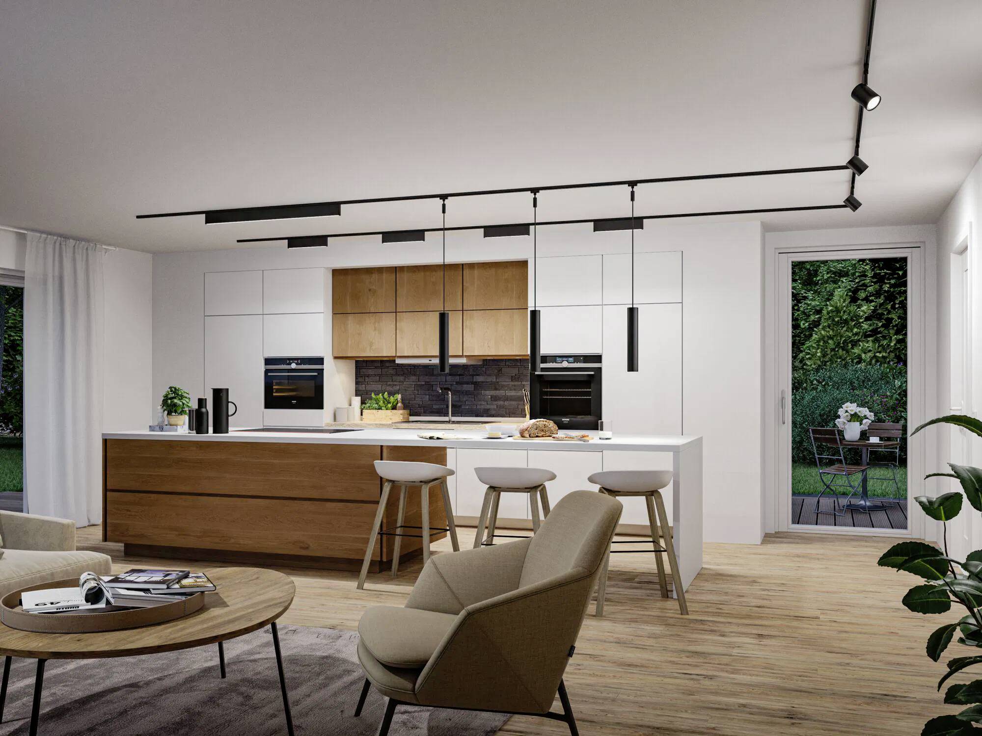 Moderne Küche mit einer Holzinsel, Barhockern und hängenden Leuchten. Weiße Küchenschränke, schwarze Haushaltsgeräte und ein Fenster mit Blick auf einen Garten.