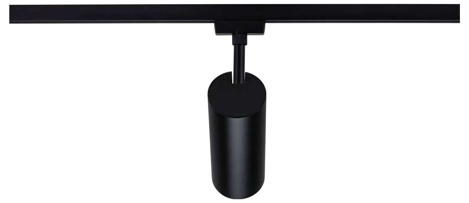 Eine schlanke schwarze zylindrische Schienenstrahlerleuchte, die an einer horizontalen Schiene montiert ist und für moderne Innenbeleuchtung geeignet ist.