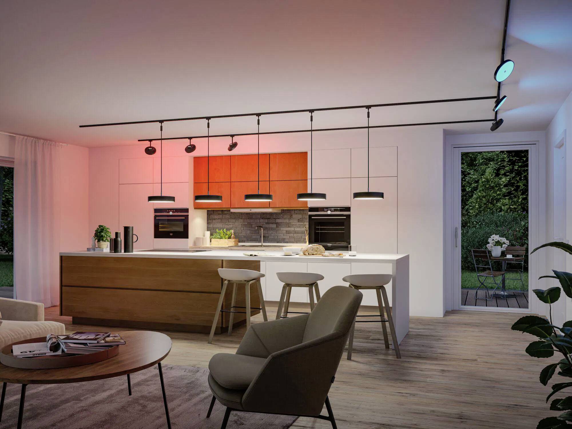 Moderne Küche mit einer zentralen Kücheninsel, Barhockern, Pendelleuchten und großen Glastüren, die in einen Garten führen. Warme und kühle Beleuchtung unterstreicht den Raum.