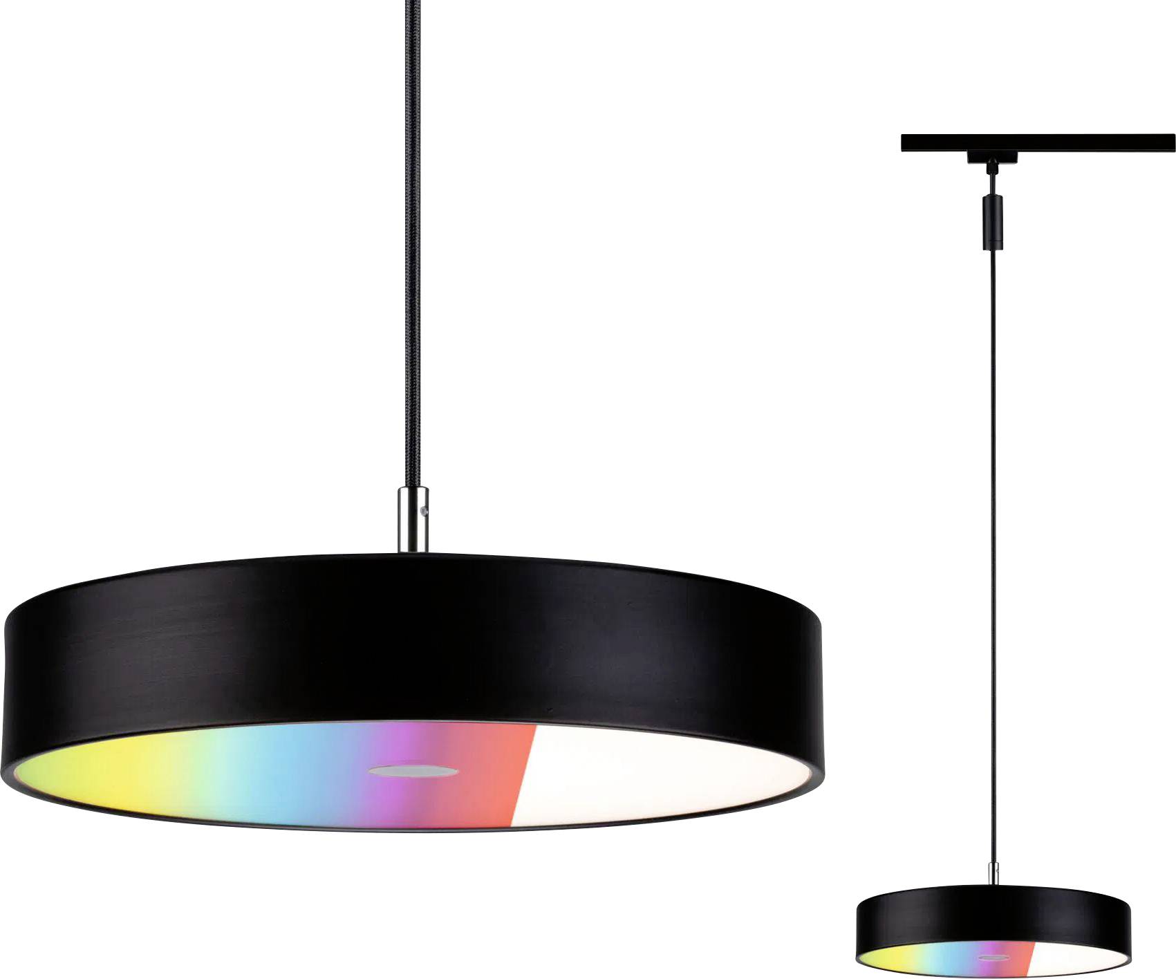 Zwei moderne Pendelleuchten mit schwarzen Schirmen; deren Innenfläche einen subtilen Regenbogeneffekt wirft.