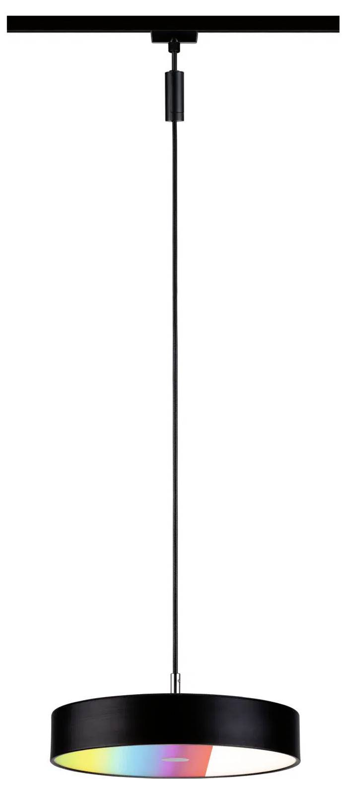 Ein schwarzer Pendelleuchter mit einem zylindrischen Lampenschirm zeigt einen regenbogenfarbenen Innenbereich und hängt mittels eines langen Kabels an einer schwarzen Deckenschiene.